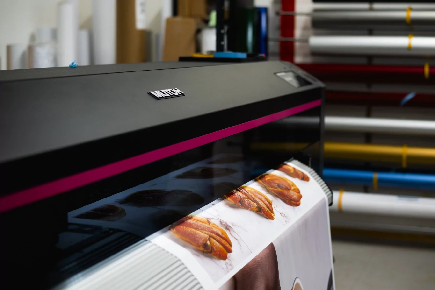 En storformat printer skriver ut bilder av kanelsnurrer for kafékjeden Kanel. Reklame printet hos Focus Print