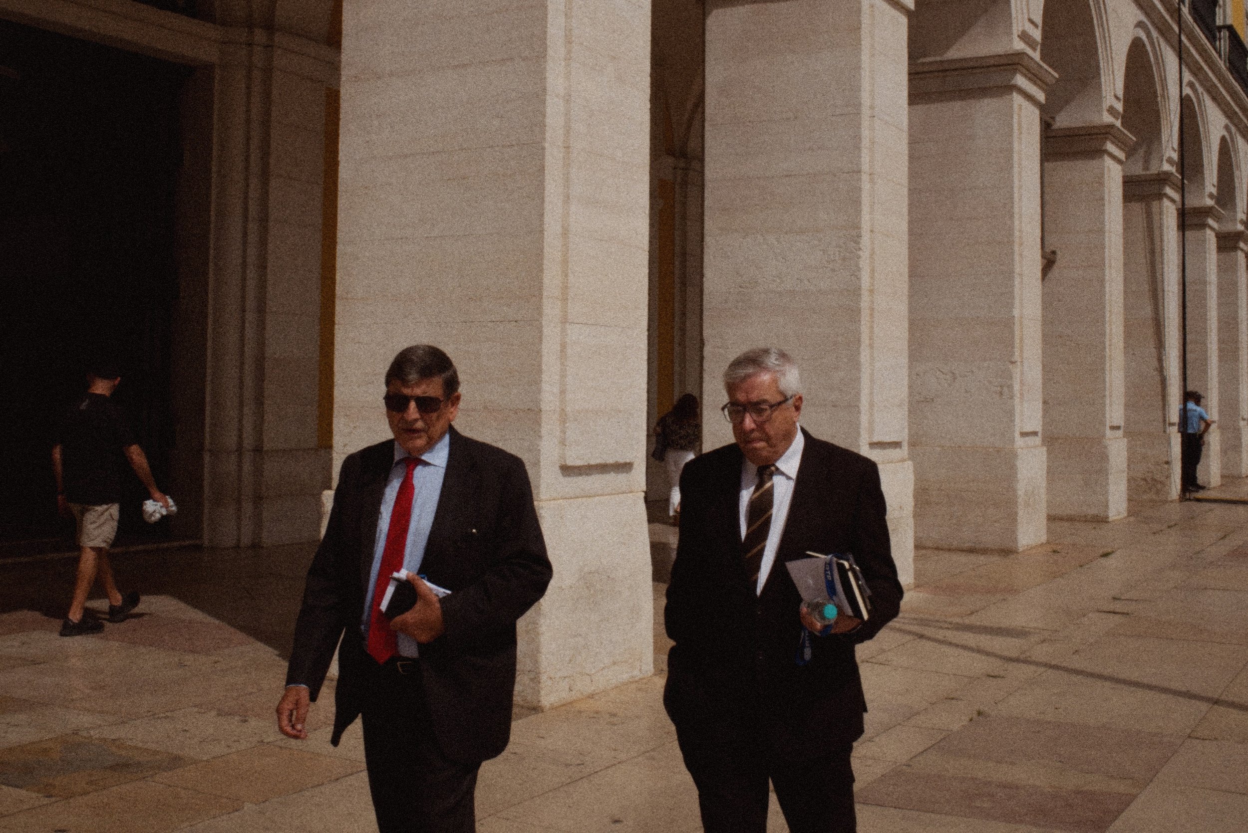 hombres traje lisboa.jpg