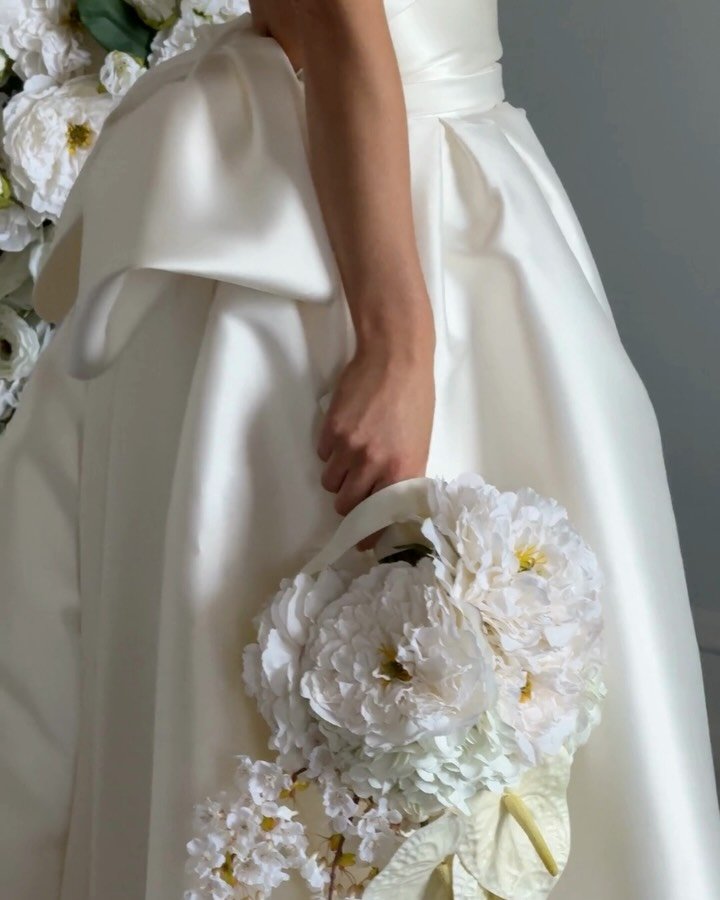 Pantone&rsquo;s Colour of the Year is here: Cloud Dancer. A soft, natural off-white that&rsquo;s been quietly showing up in some of our favourite moments this year - flowing veils, understated tablescapes and details that feel timeless rather than tr