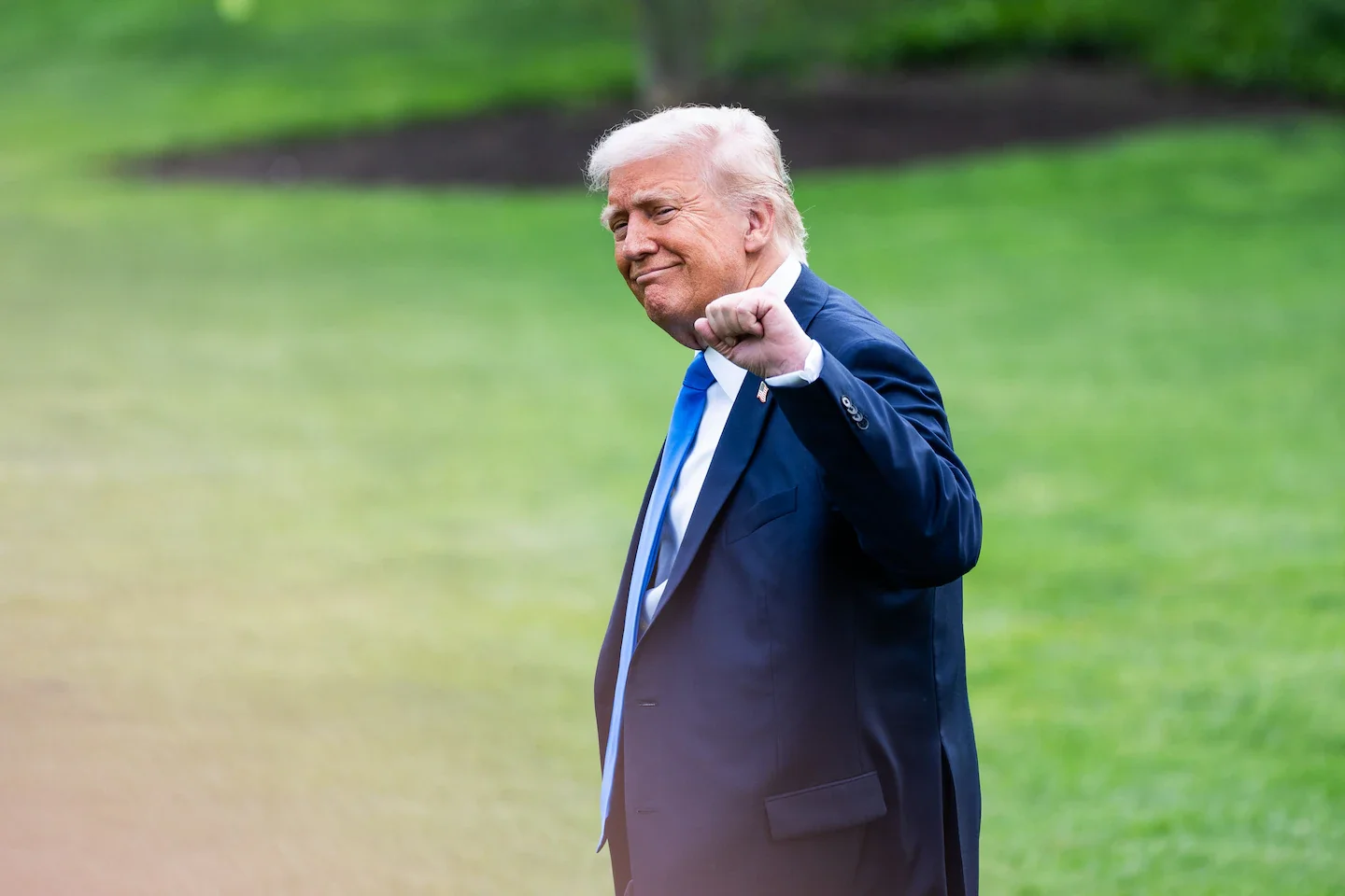 🟡 [Trump propone excluir inmigrantes del Censo: maniobra estructural para redibujar el poder político]