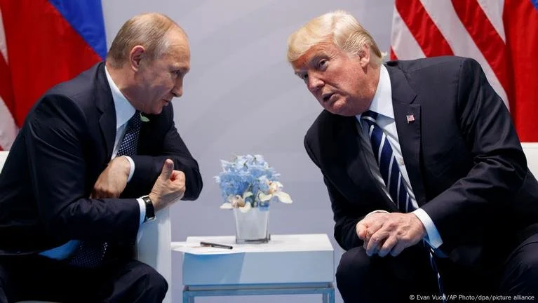 🟡 La Casa Blanca deja la puerta abierta a que Zelensky participe después de la cumbre Trump–Putin en Alaska.
