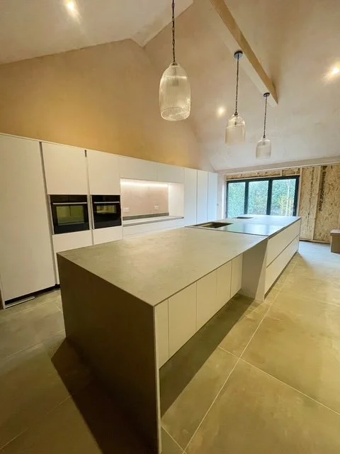 New large kitchen extension in Fulford North Yorkshire with vaulted ceiling, bifold doors and entrance lobby. Photo also show the new fitted kitchen and appliances.