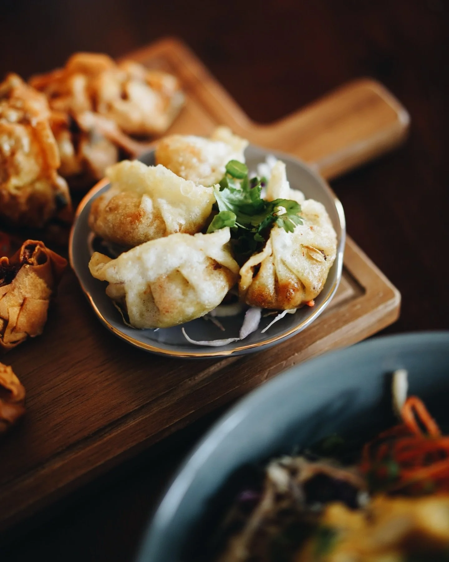 ASIAN COMFORT FOOD F&Uuml;R ALLE MOMENTE 🥢🍲💛

Warm, w&uuml;rzig, frisch &ndash; und direkt zu Dir.
Bestell Dir Deine Portion Asia-Gl&uuml;ck f&uuml;r heute. 🤩🥡

#vydelivery #modernasian #finefusion #asiatischek&uuml;che #lieferservice #glutenfre