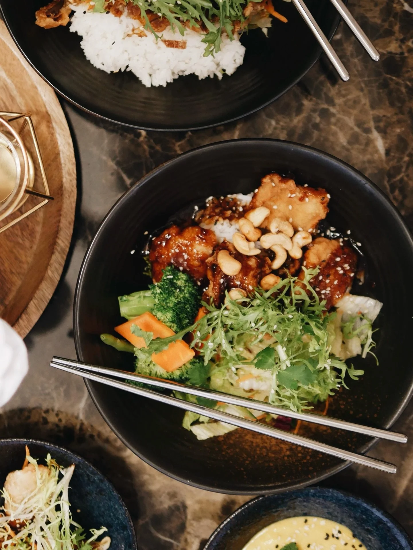 HOL DIR ASIEN AUF DEIN SOFA 🛋️🥡😍

Perfekt f&uuml;r gem&uuml;tliche Abende: Fusion-K&uuml;che, die frisch zubereitet zu Dir kommt.
Einfach bestellen &ndash; und genie&szlig;en! ✨🍱

#vydelivery #modernasian #finefusion #asiatischek&uuml;che #liefer