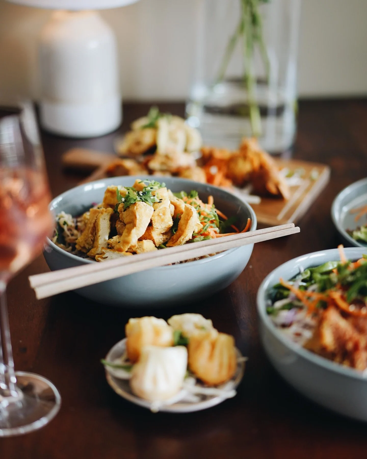 FRISCH. MODERN. ASIATISCH. 🥢🔥

Unsere K&uuml;che bringt dir neue Geschmackswelten direkt nach Hause.
Ideal f&uuml;r Lunch, Dinner oder einfach zwischendurch. 🍱

#vydelivery #modernasian #fusionkitchen #delivery #food