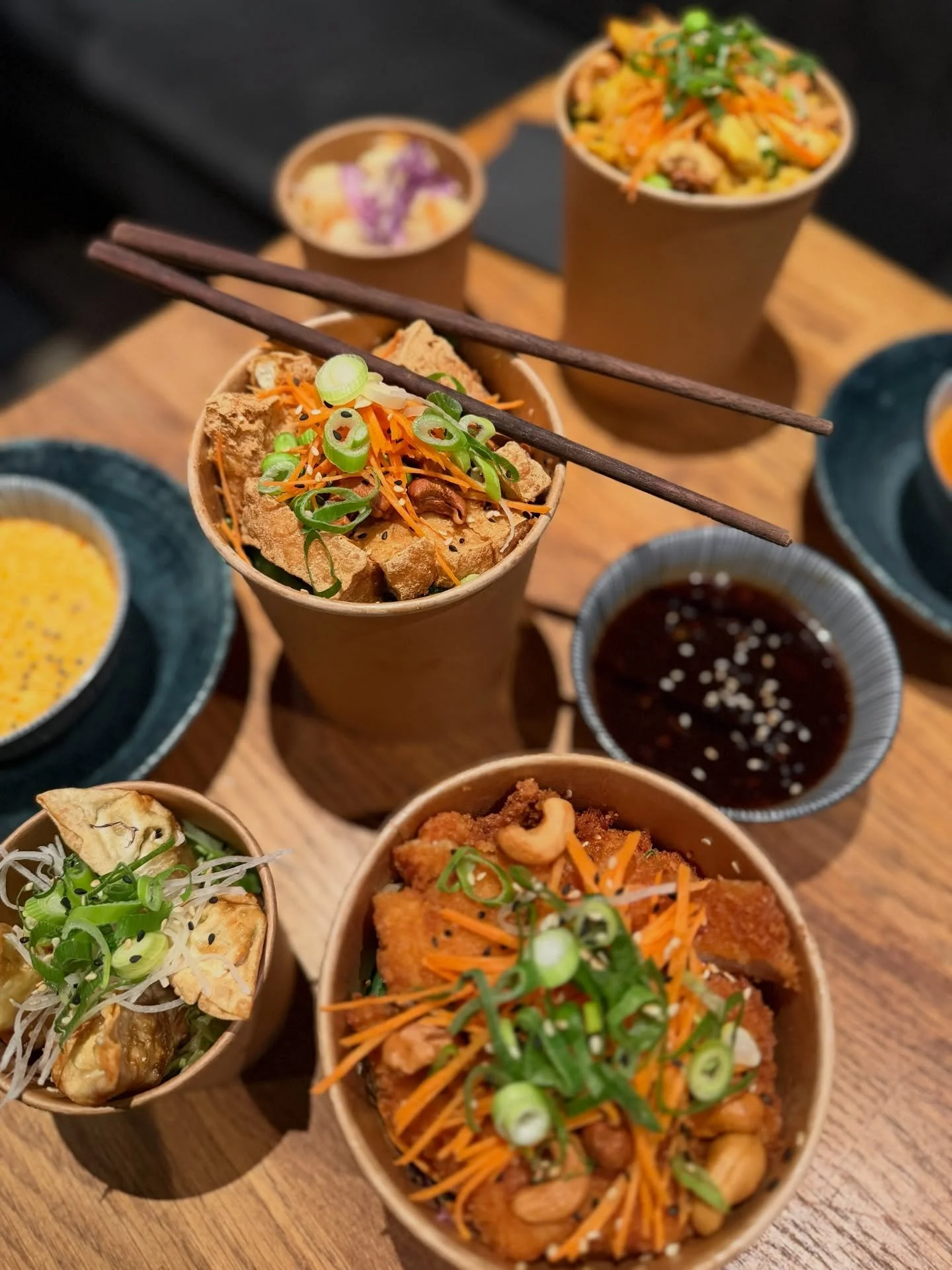 DEIN FOOD-MOMENT DES TAGES 🥢💫

Ob Lunch-Break oder Dinner-Zeit &ndash; unsere K&uuml;che liefert den perfekten Genussmoment.
Frisch &amp; voller Geschmack. 🍱

#vydelivery #modernasian #fusionkitchen #delivery #foodlover