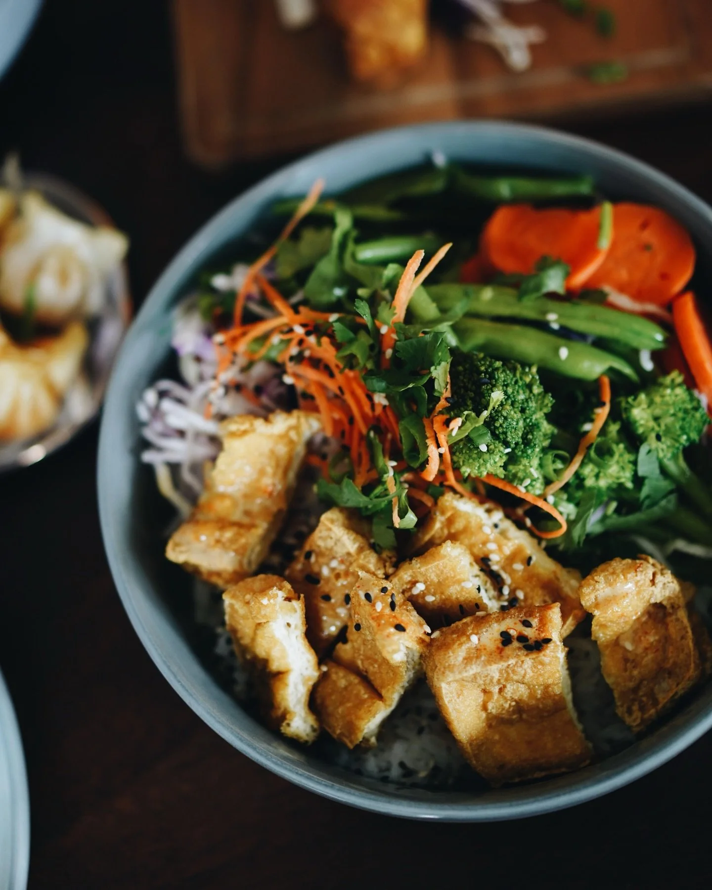 DEIN MOMENT ASIA 🥢💫

Ob Lunch oder Dinner &ndash; unsere Fusion-Gerichte passen immer.

Jetzt bestellen &amp; genie&szlig;en. 🍱😍

#vydelivery #asianfusion #food #delivery #genuss