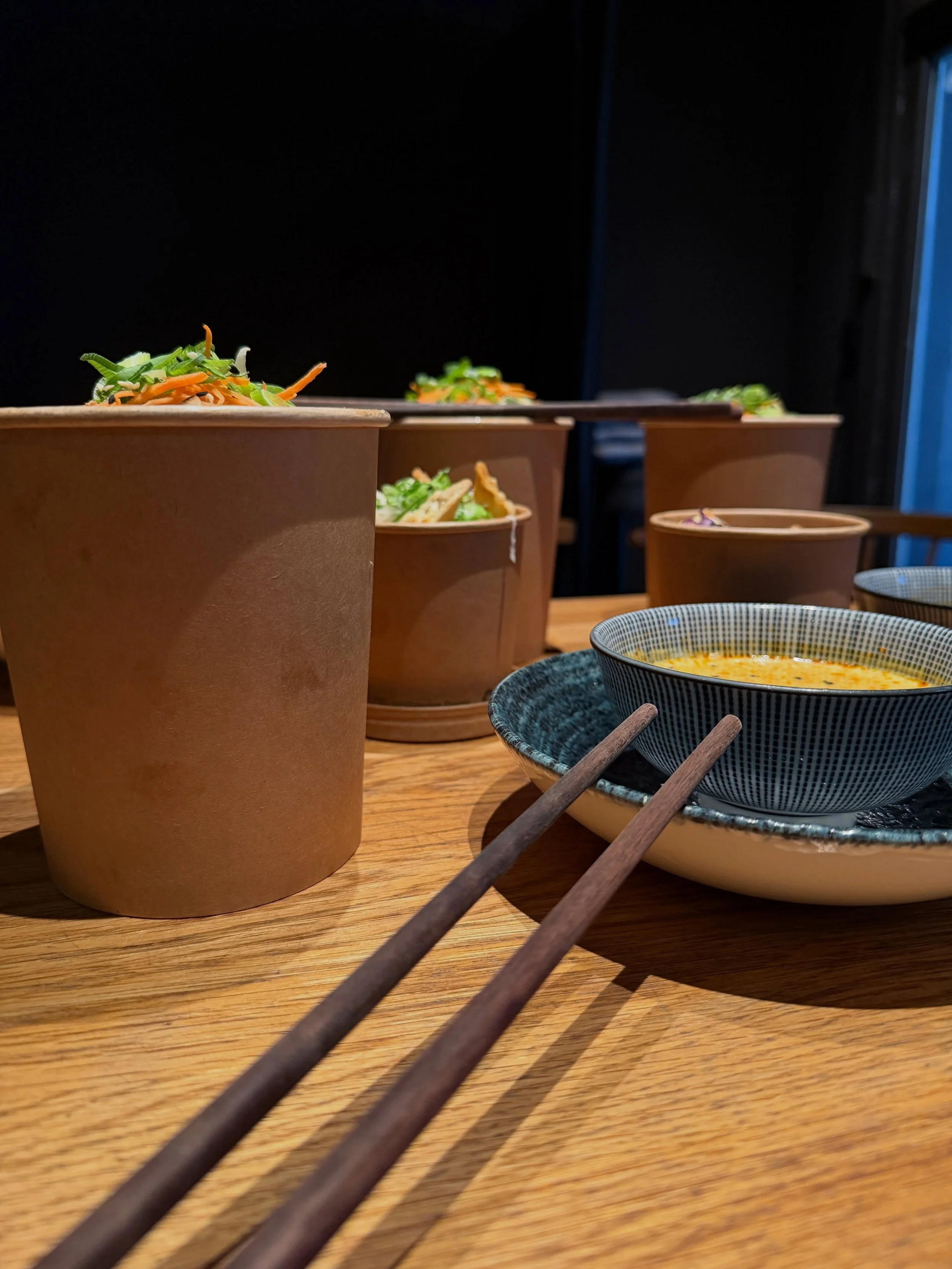 EIN BISSCHEN ASIEN, BITTE 🥢🍜

Frisch zubereitet, modern interpretiert und genau das Richtige f&uuml;r Deinen Hunger.
Jetzt bestellen &amp; genie&szlig;en. 😍

#vydelivery #asianfood #essen #delivery #welovefood