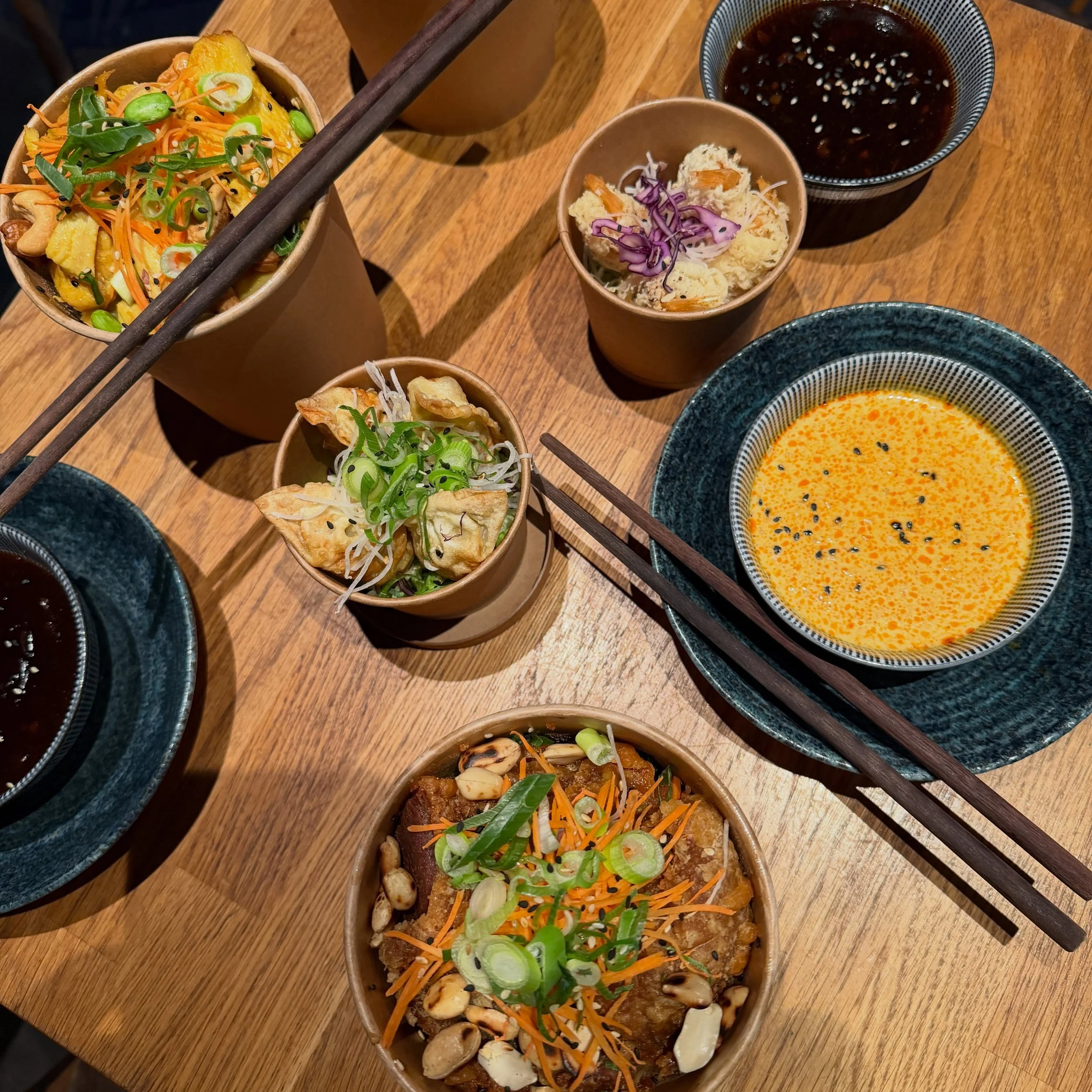 SO SCHMECKT FEIERABEND 🥢✨

Ein langer Tag verdient gutes Essen.
Lehn Dich zur&uuml;ck und genie&szlig;e moderne asiatische K&uuml;che ganz ohne Aufwand. 😋

#vydelivery #asianfood #essen #delivery #welovefood