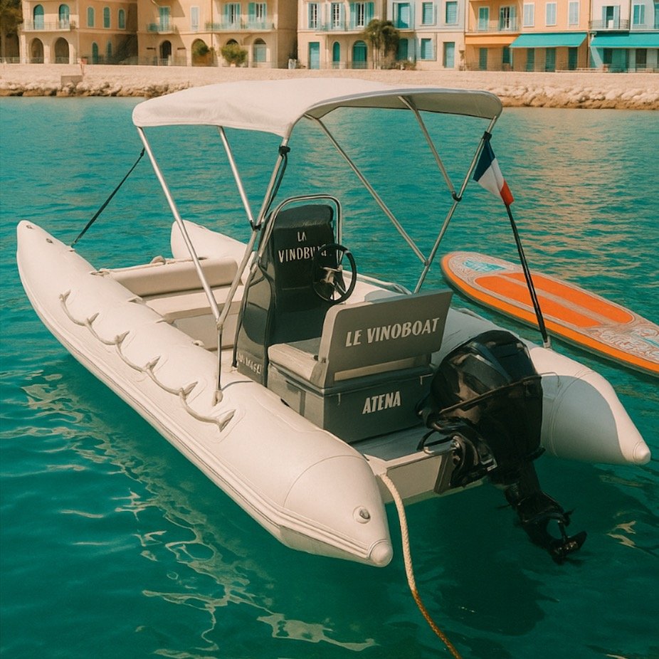 #NEWBOAT 🚤🌊
LE VINOBOAT - Loisir débarque sur l'eau dès aujourd'hui ! Envie de liberté ? Prenez le large sans permis !
Cap sur les eaux turquoise des Îles de Lérins à bord de notre bateau sans permis 🏝️