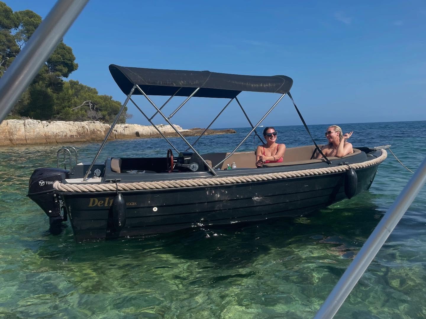 Une journée aux Îles de Lérins, 30•C, eau bleue turquoise autour d’une bouteille de rosé, quoi de mieux pour démarrer l’été ?
Et tout ça, sans permis grâce au VINOBOAT!
Pe