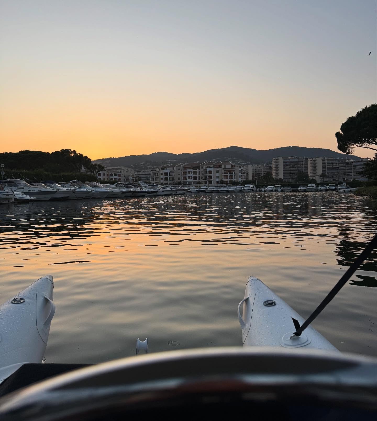 #levinoboat
Trop de vent pour aujourd’hui, 🌬️
Les bateaux restent au port pour la sécurité de tous. 🚤
On se retrouves dès demain matin 10h30 en mer! 🌊
📸 : Mandelieu, au coucher de soleil,
pensez à rés