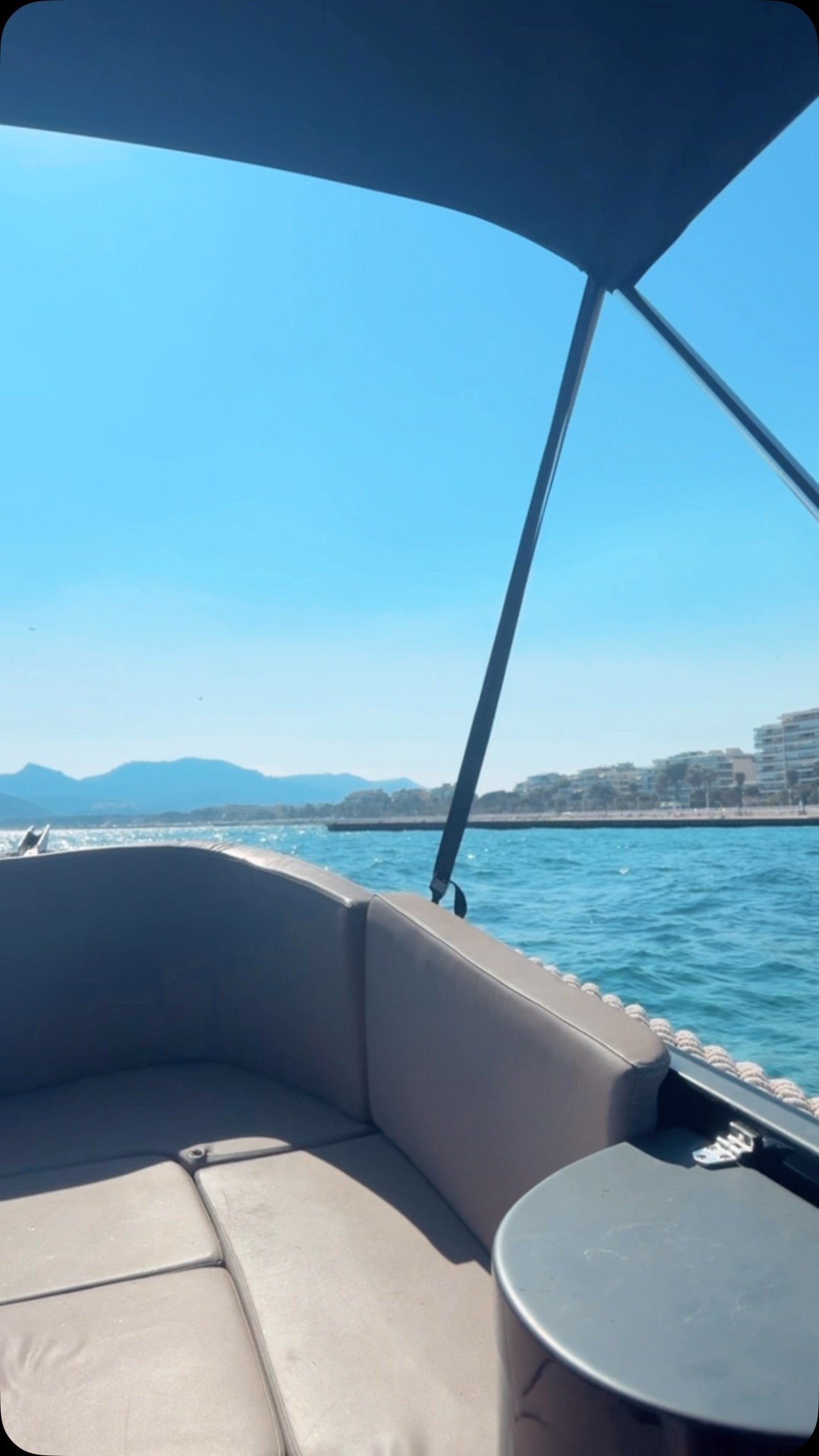 #levinoboat 🚤
Une location de bateau Sans Permis au lever du soleil, à la journée, ou même pour l’apéro au coucher de soleil. ☀️
Un service traiteur avec vins, jus, sodas et même des planches à partage