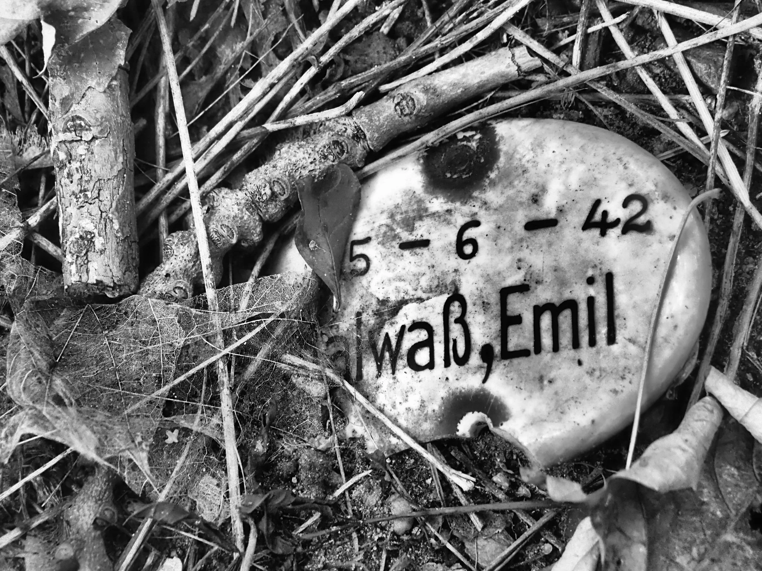 Alte Wege, trockene Brunnen und gestürzte Grabsteine lassen die ursprüngliche Nutzung noch erahnen. 