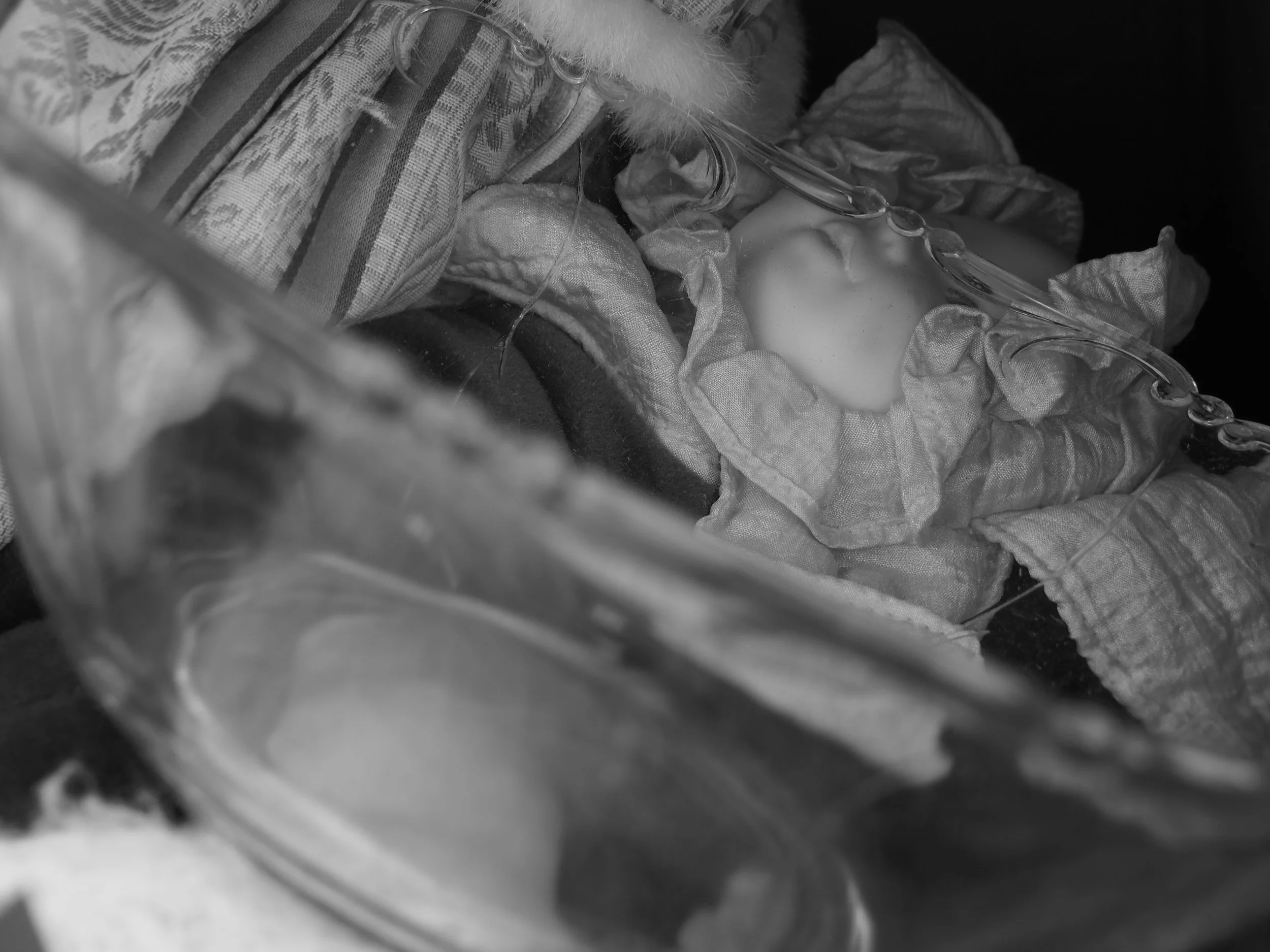 „Oh Gott, ist das gruslig!“, ruft eine Frau aus und schiebt die Puppen von sich. 