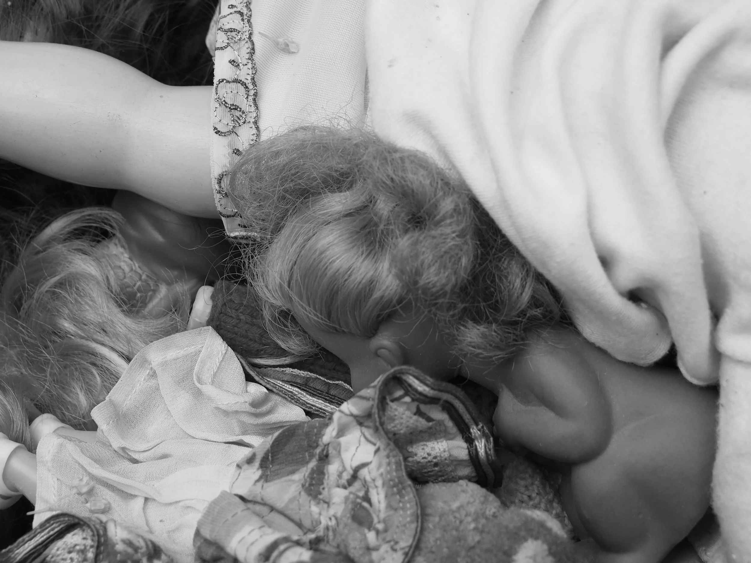 Wird die Puppengestalt im fotografischen Medium fixiert, wiederholt sich das performative Prinzip der Fotografie ein weiteres Mal.