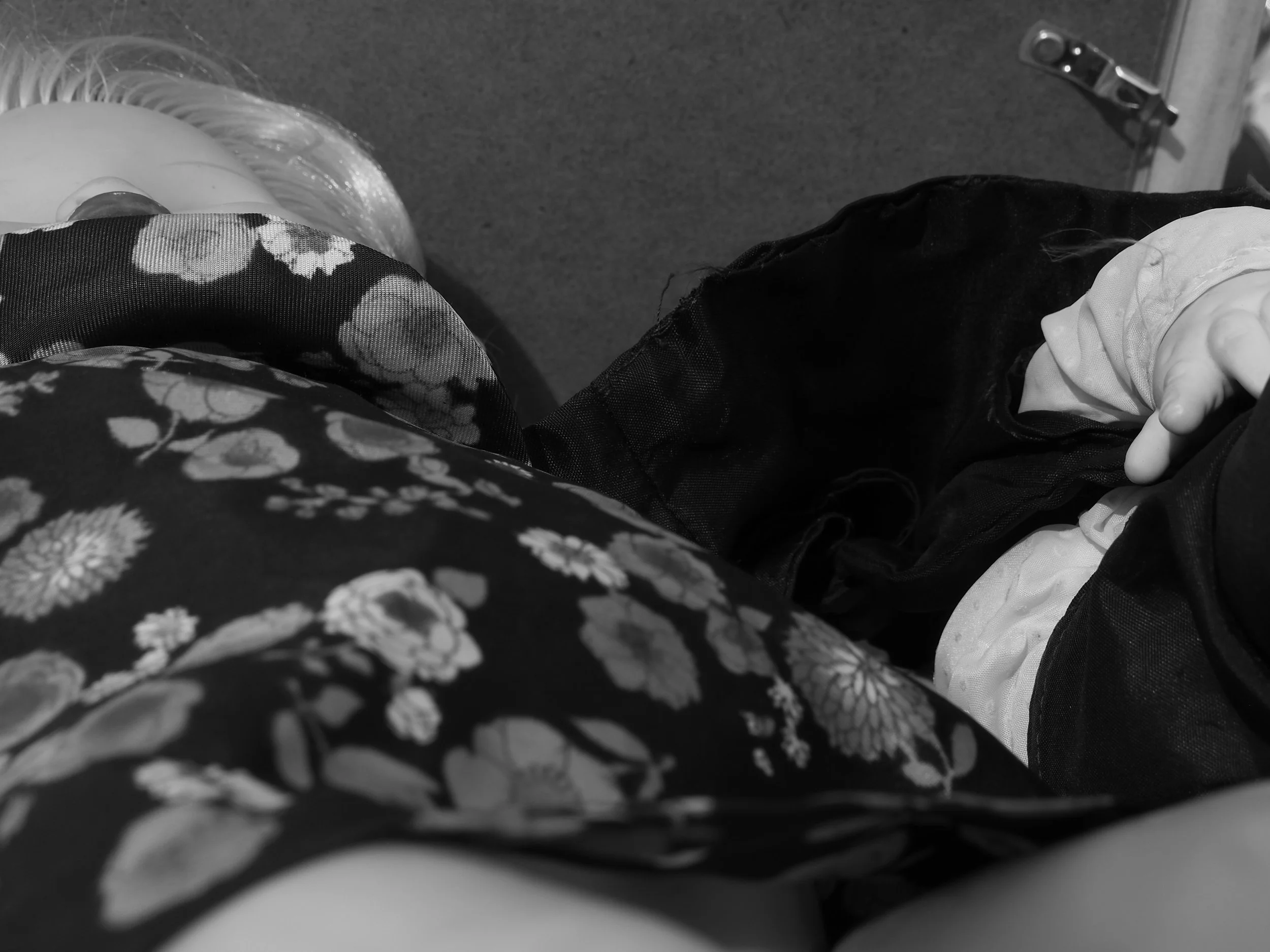 Irgendein Fiesling hat den meisten Puppen die Höschen heruntergezogen – halbnackt liegen sie kreuz und quer – und bieten ein surreales, mitunter absurdes Schauspiel. 