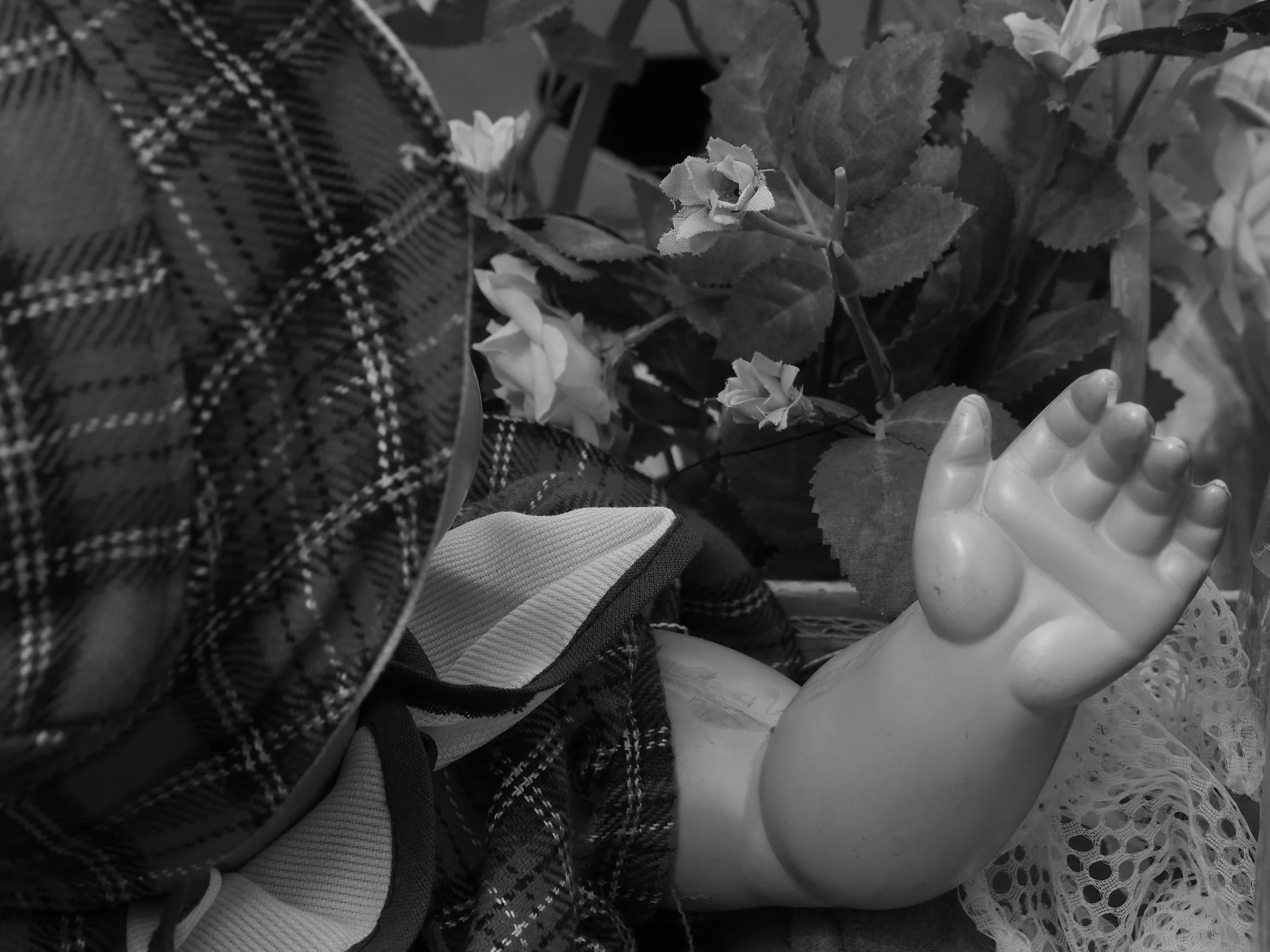 Die Empfindungen bleiben bei den Menschen – ihre Ebenbilder lächeln weiter und klappern im Wegschieben ungerührt mit den Augen.