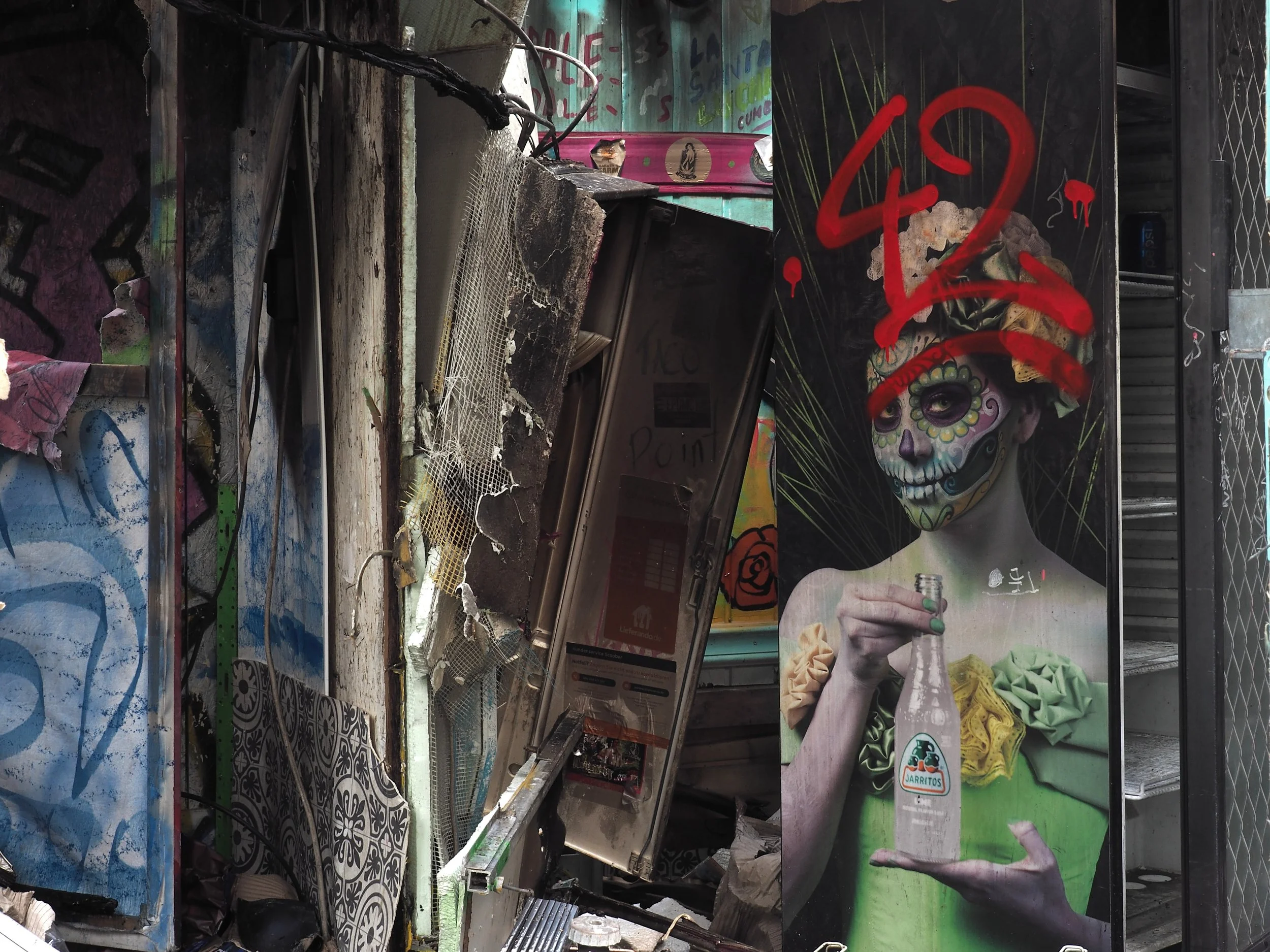 Ausgebrannter Imbiss auf der Alarichstraße, Erinnerung an die Fotografin Ellen Auerbach 
| Ein großer Teil der Straßenszenen, die Ellen Auerbach (1906–2004) fotografierte, entstand auf ihren Reisen ins Ausland, darunter 1955/56 während einer mehrmona