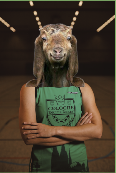 Person mit einem Ziegenkopf auf einem menschlichen Körper, Trikot mit 'Cologne Roller Derby' Logo, in einer Turnhalle.