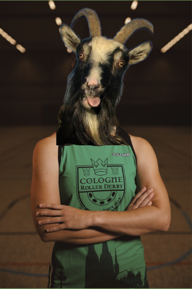 Person mit dem Körper eines Menschen und dem Kopf eines Ziegenbocks, trägt eine grüne Sportjacke mit Text "Cologne Roller Derby" im Innenraum einer Halle.