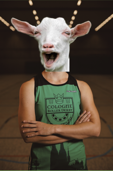 Eine Person mit einem Ziegenkopf als Kopf, die in einer Turnhalle steht.