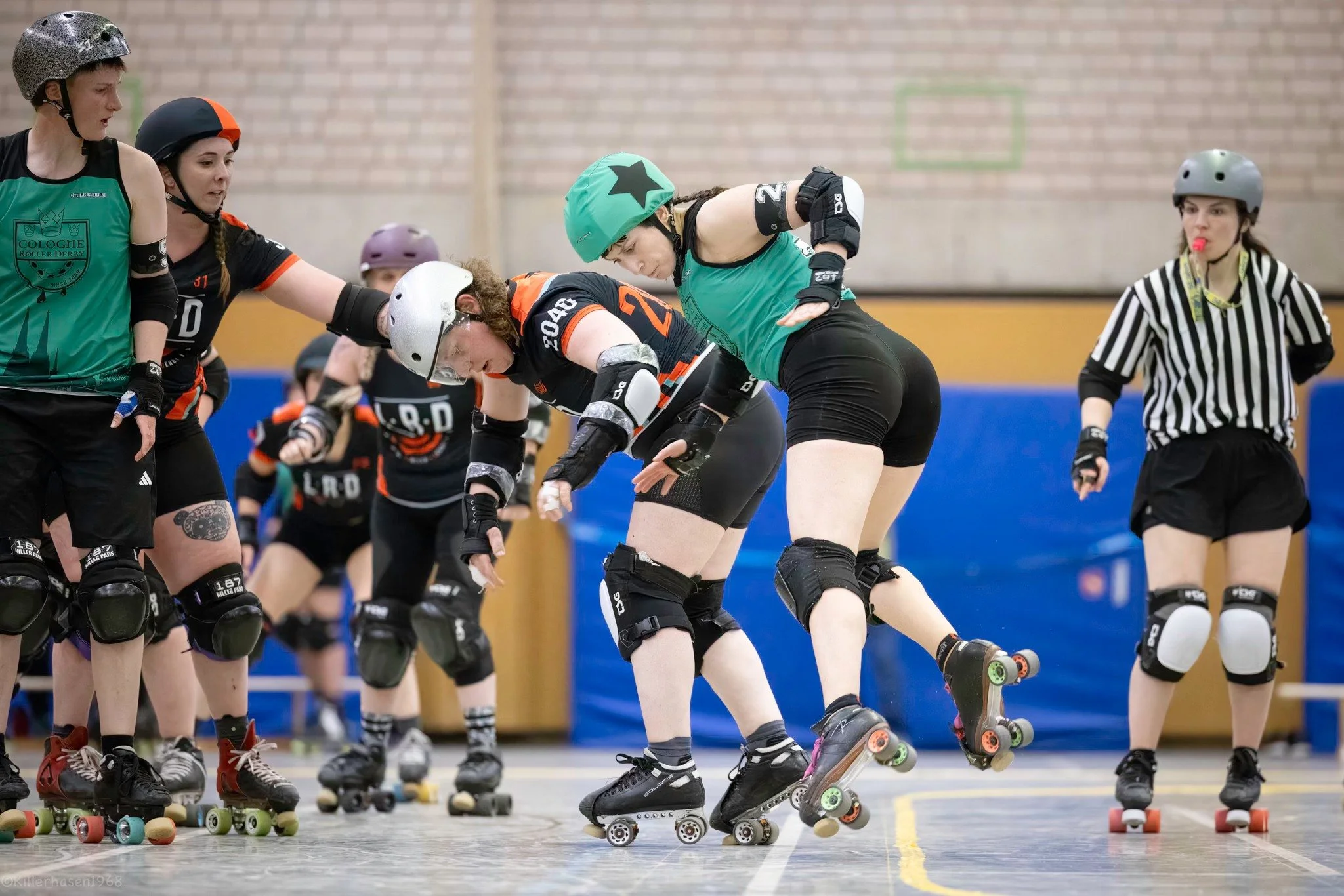 Roller Derby Team beim Training mit Schiedsrichterin in Halle