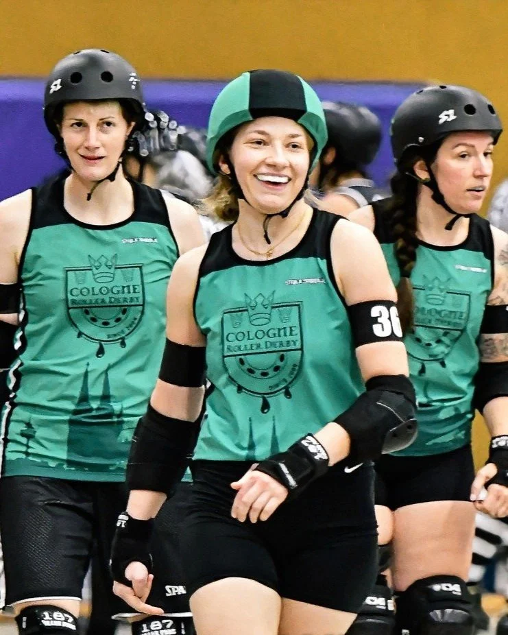 Drei lächelnde Roller Derby Spieler:innen angeordnet und im Stil von Drei Engel für Charlie