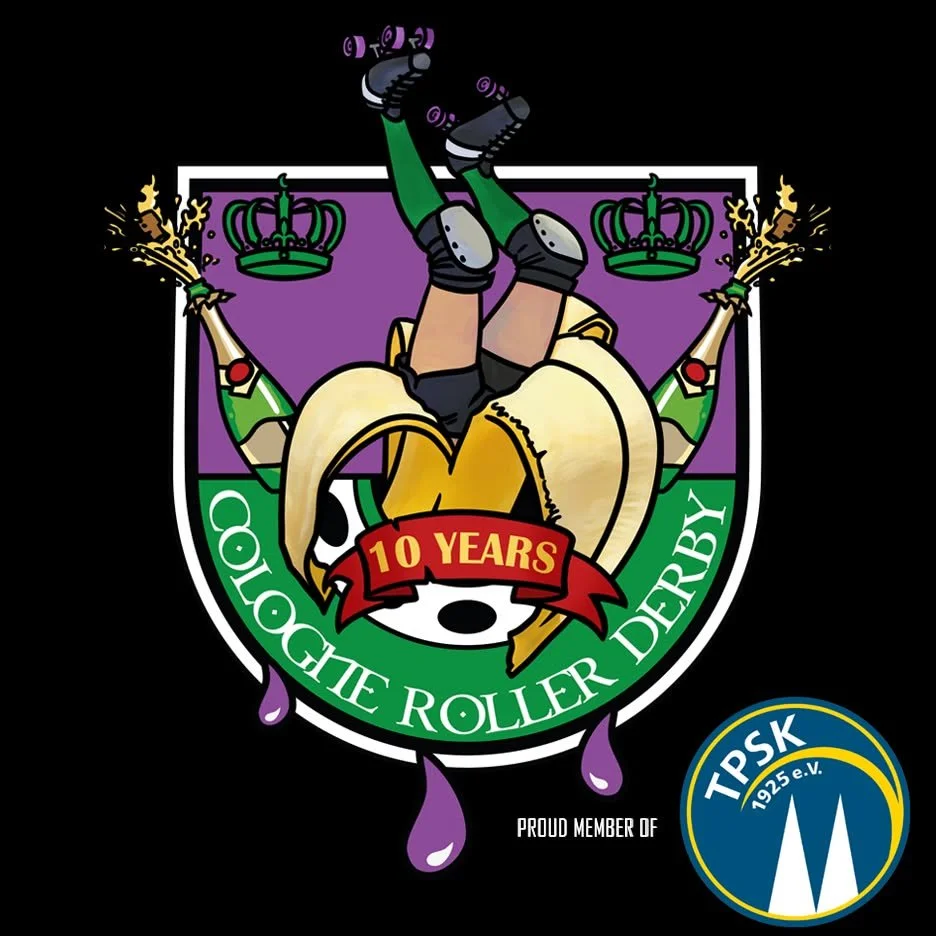 Ein farbiges Wappen mit einem Hund, einer Bananenschale und einem Fußball, der '10 Years' trägt, sowie den Worten 'Cologthe Roller Derby' und 'Proud Member of' neben einem weiteren Logo.
