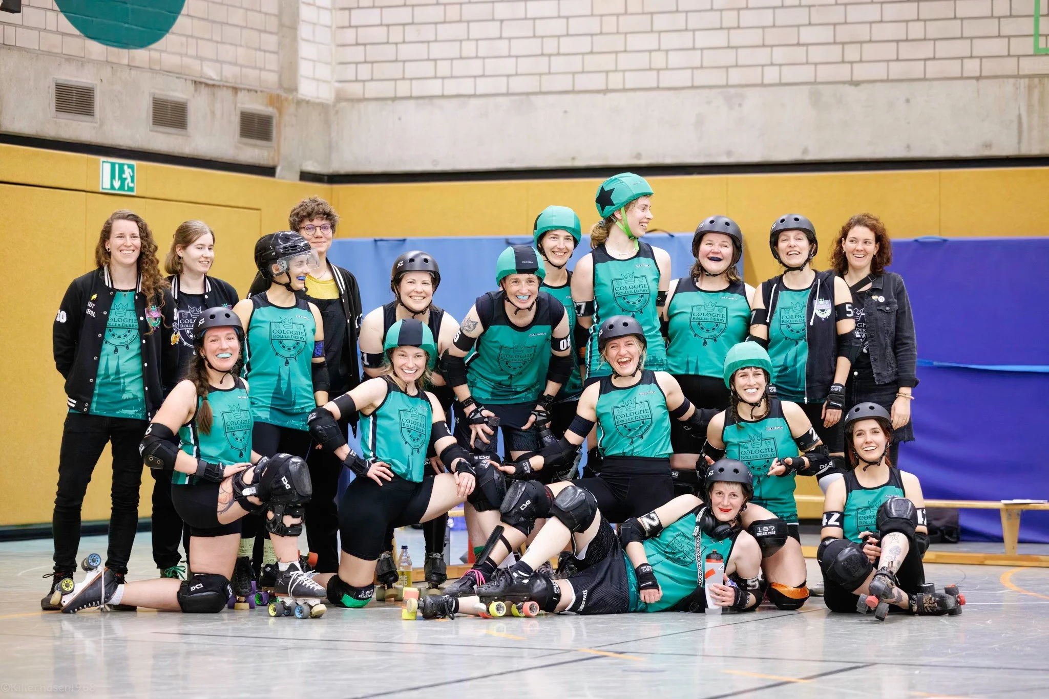 Roller Derby Team von Köln lachend und posierend