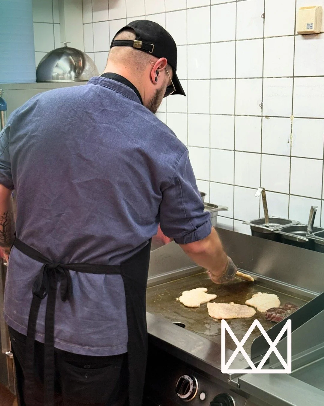 Hier ein Einblick in das Herzst&uuml;ck unseres Restaurants!
Unsere K&uuml;che &ndash; modern, durchdacht und mit allem, was es braucht, um euch kulinarisch zu verw&ouml;hnen.
Hier wird geschnippelt, gebraten, gew&uuml;rzt und angerichtet &ndash; mit