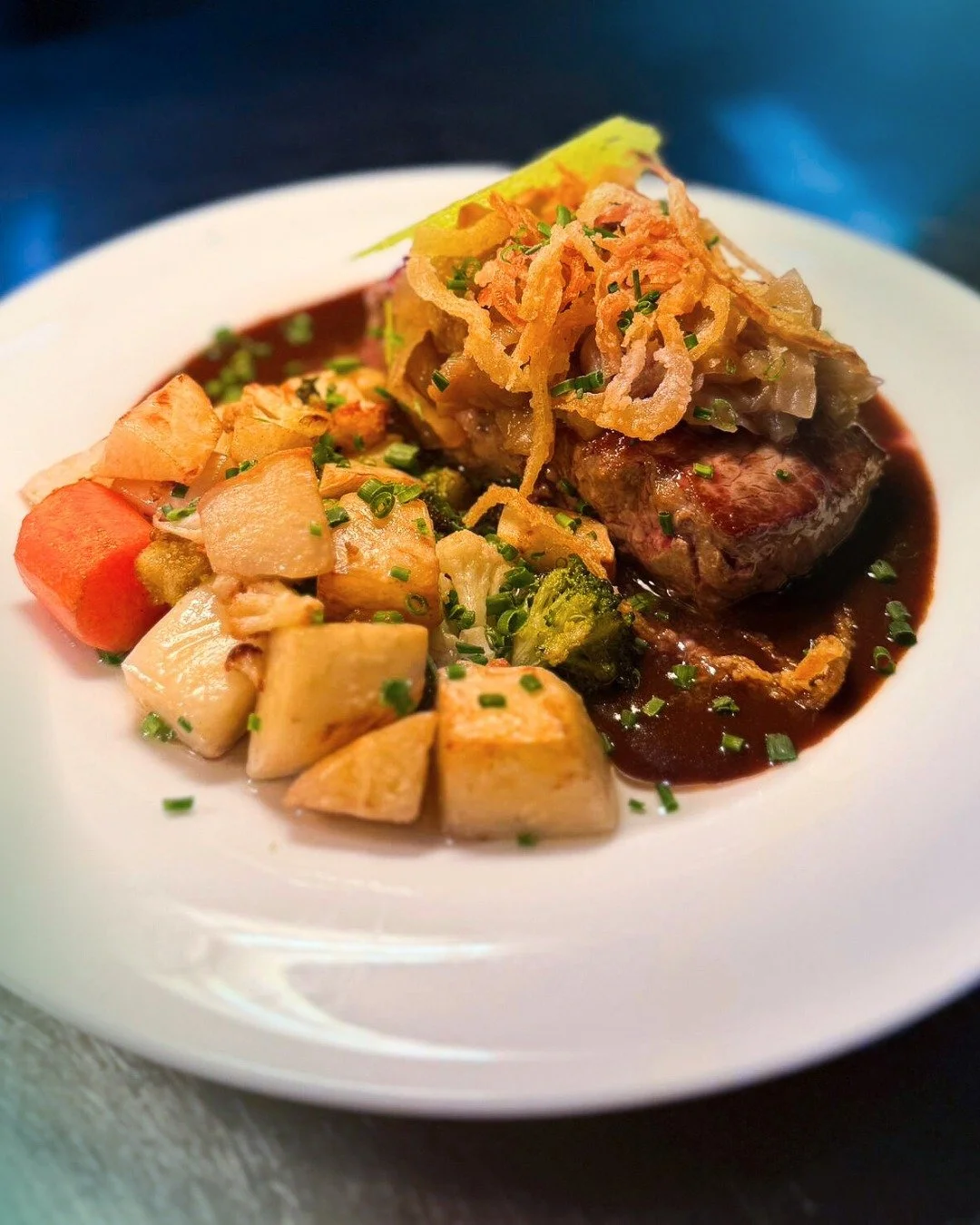 In der Neuen Krone wird aus einem sch&ouml;nen Abend ein perfekter. ✨

Wir stehen f&uuml;r authentische schw&auml;bische K&uuml;che &ndash; hausgemacht, ehrlich und mit viel Liebe zubereitet. Ein echtes Highlight: unser saftiger Zwiebelrostbraten, be