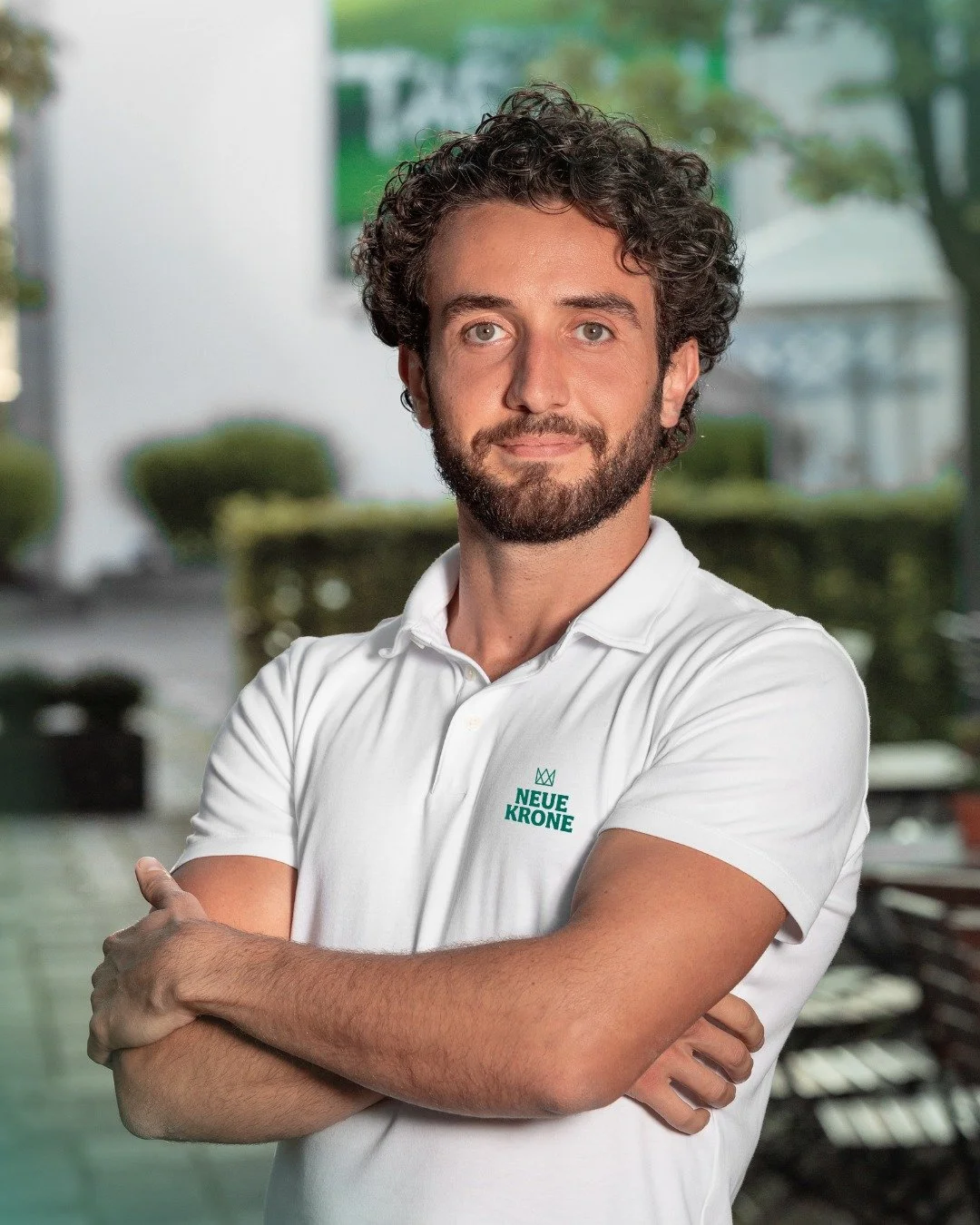 Heute stellen wir euch Gianluca vor. 👋
Er ist Gesellschafter der Neuen Krone und unterst&uuml;tzt unsere Gesch&auml;ftsf&uuml;hrung mit viel Engagement und Herzblut.

Wenn man Gianluca einem Gericht zuordnen m&uuml;sste, dann ganz klar der deftigen 