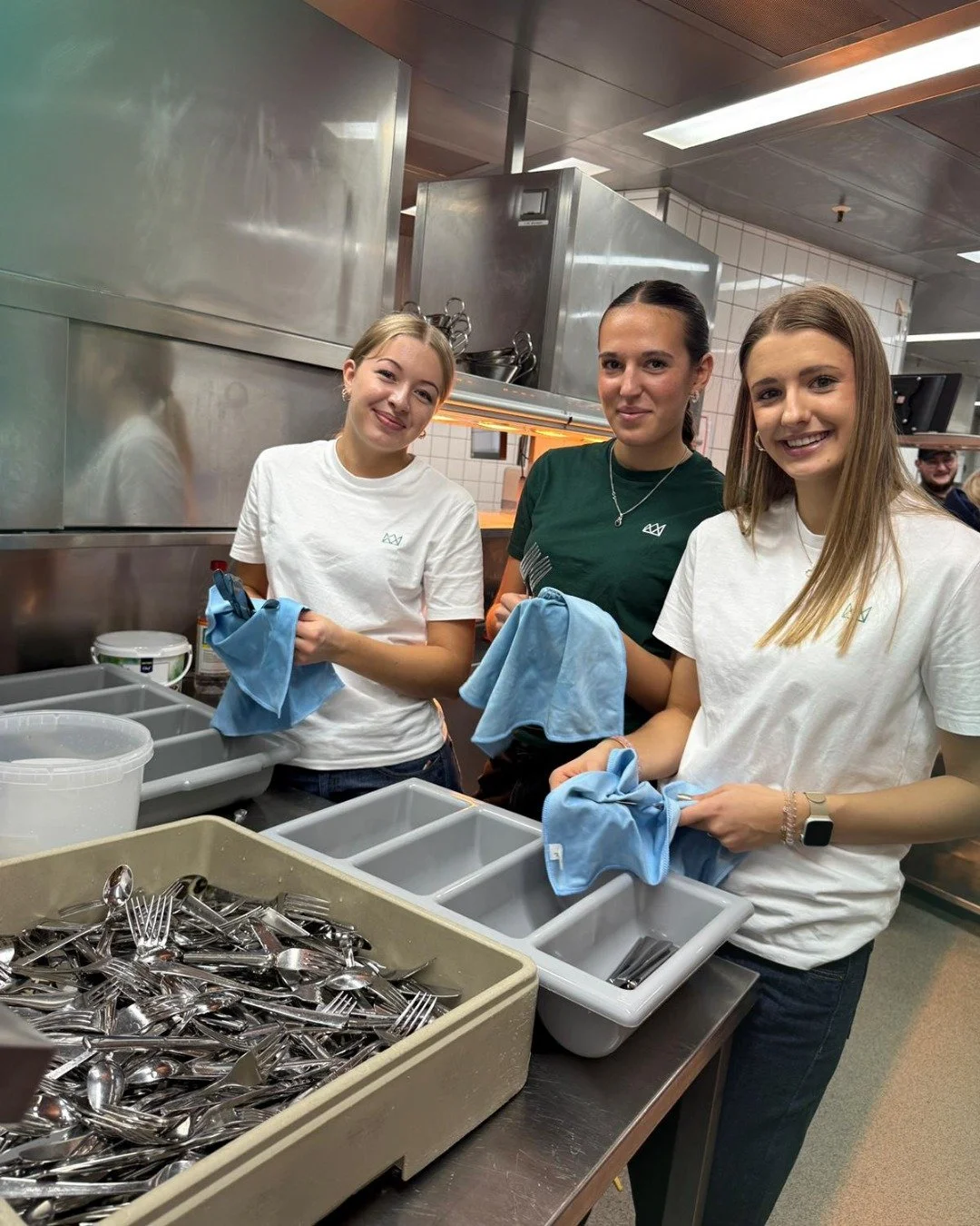 Das sind die Menschen hinter der Neuen Krone.
Bevor bei uns ein Teller auf den Tisch kommt, wird angepackt, gelacht, organisiert und zusammengearbeitet. Genau dieser Teamgeist macht die Neue Krone aus &ndash; Tag f&uuml;r Tag, Hand in Hand.👋🍽️

Ob 