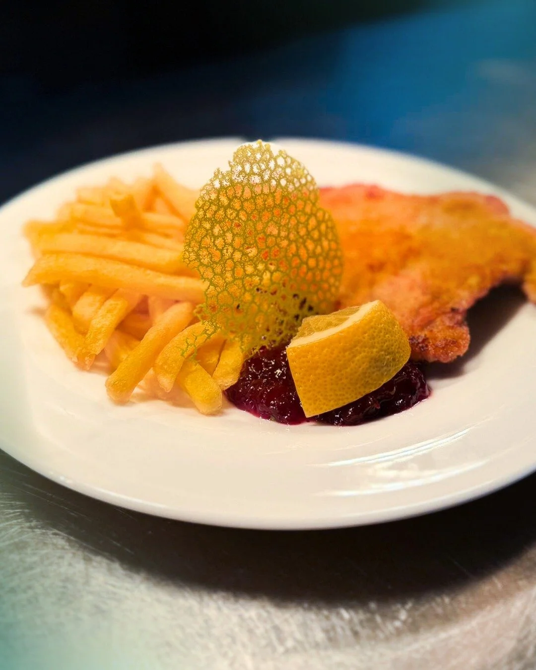 Manchmal braucht es keinen Schnickschnack &ndash; nur einen echten Klassiker.
Unser goldbraun gebackenes Schnitzel mit knusprigen Pommes steht f&uuml;r das, was die Neue Krone ausmacht: ehrliche schw&auml;bische K&uuml;che, frisch zubereitet und einf