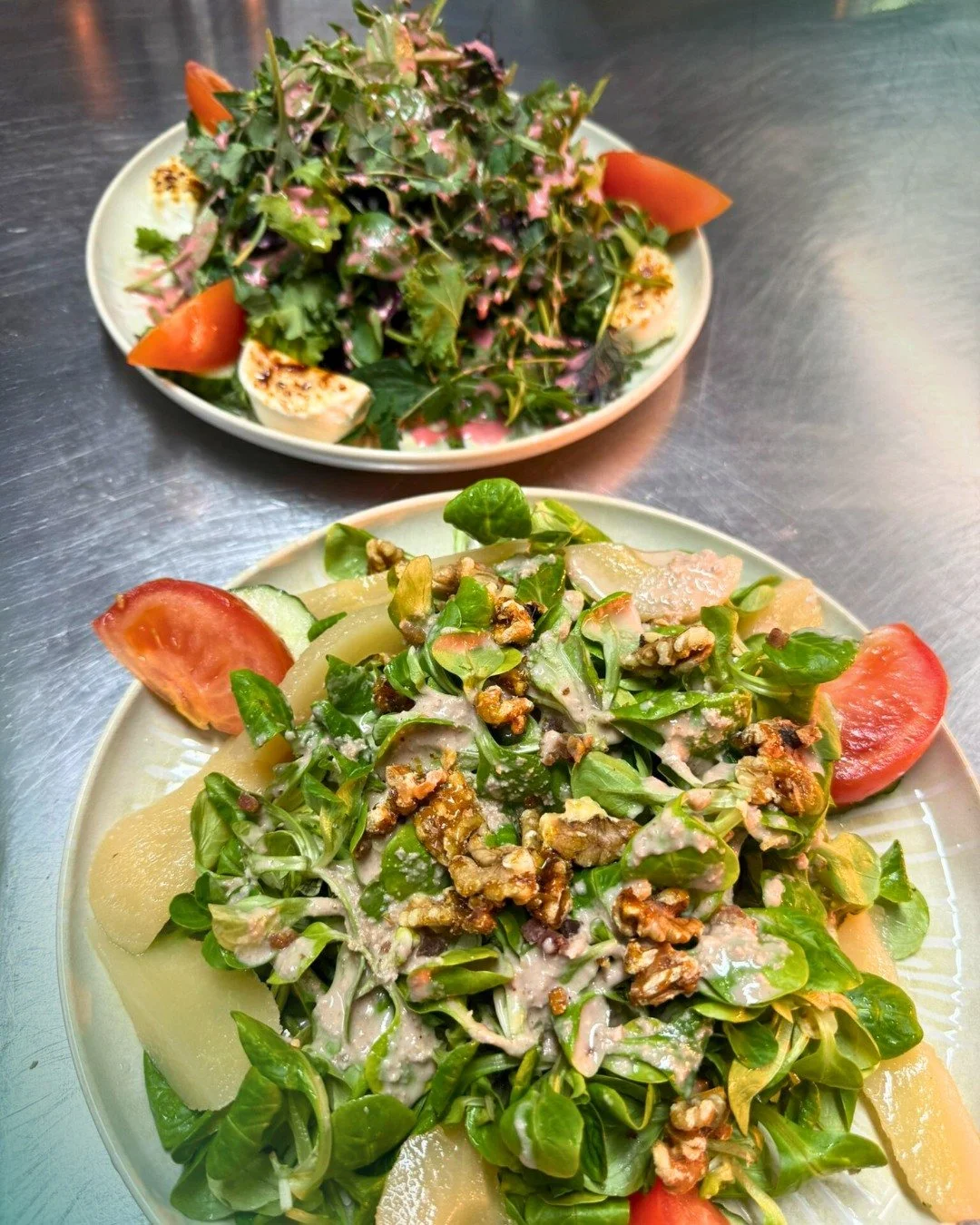 Der Fr&uuml;hling h&auml;lt Einzug und mit ihm unser Essenstipp f&uuml;r die neue Saison. 🌱
Frisch, leicht und voller Geschmack, so feiern wir den Fr&uuml;hling in der Neuen Krone.

Auf dem Teller treffen Feldsalat mit Walnussdressing, Birnen, Waln&