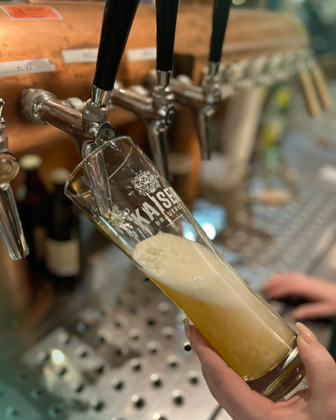 Unsere Biere von der @kaiserbrauerei stehen f&uuml;r echten Geschmack aus der Region und passen perfekt zu unserer gutb&uuml;rgerlichen K&uuml;che in der Neuen Krone im @sicentrum.

Ob Feierabendbier, Begleitung zum Abendessen oder gesellige Runde im