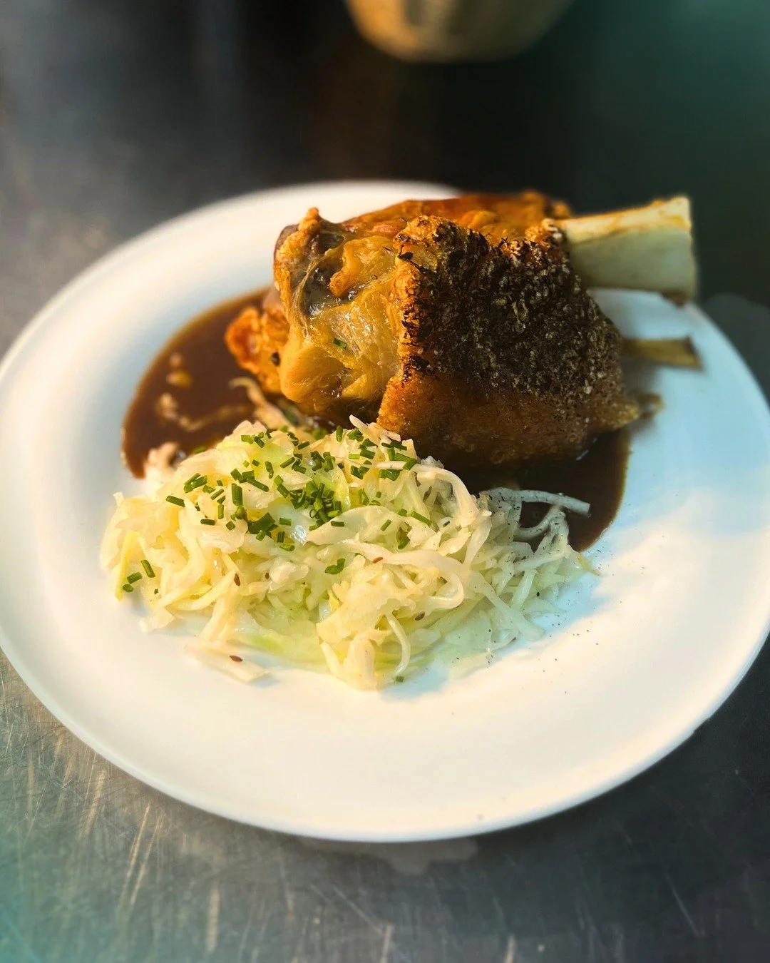 Wenn&rsquo;s richtig deftig sein darf &hellip; 🍖🔥

Knusprige Schweinshaxe, herzhafte So&szlig;e und frischer Krautsalat, genau so schmeckt ehrlicher Genuss.
Tradition auf dem Teller. Geschmack, der bleibt.

W&uuml;rdest du teilen oder ganz f&uuml;r