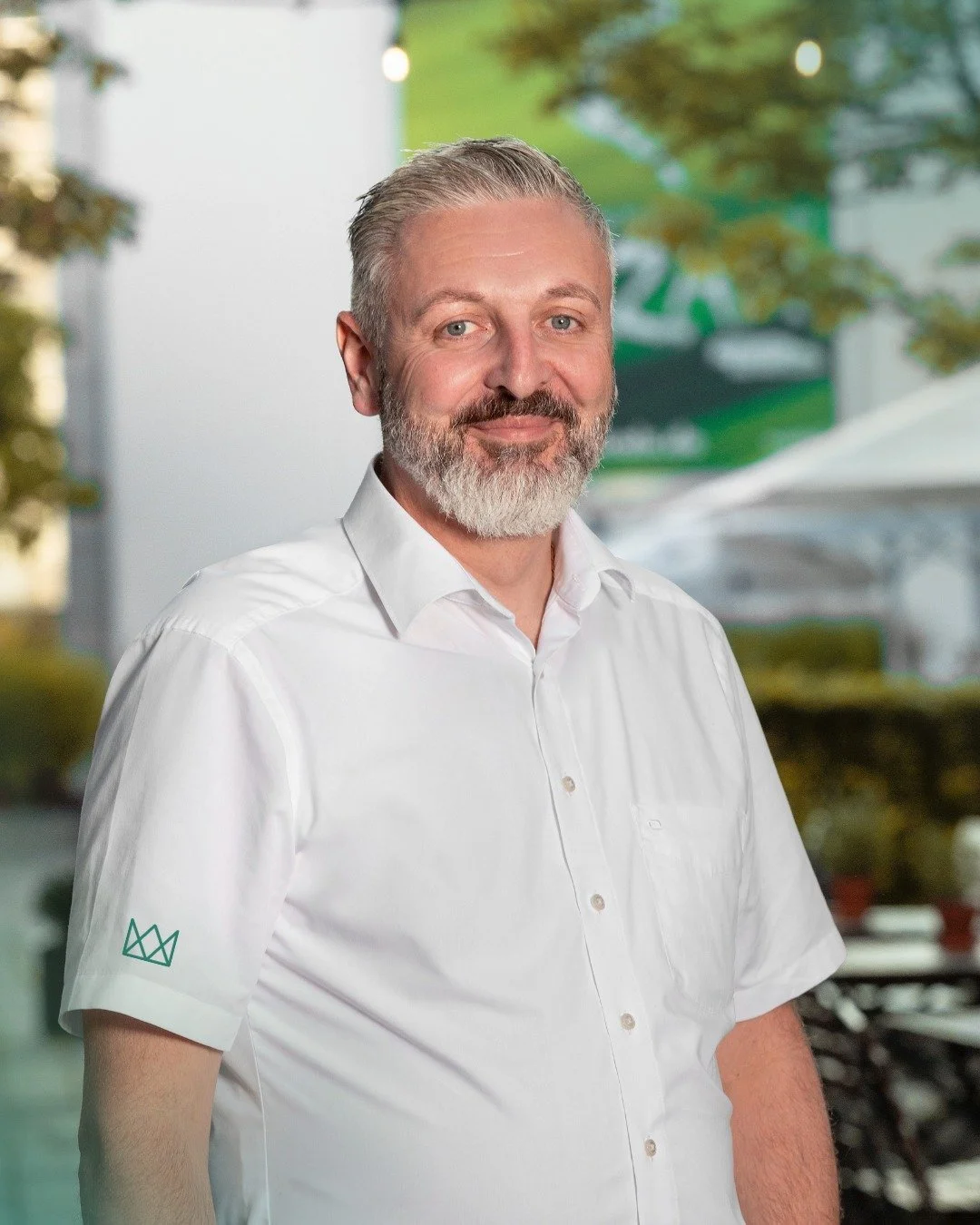 Heute stellen wir ein weiteres sehr wichtiges Mitglied unserer Krone Crew vor.
Einen unserer beiden Gesch&auml;ftsf&uuml;hrer, Carmelo.

Wenn wir eines &uuml;ber ihn wissen, dann, dass er Gastronom mit Herz und Leidenschaft ist. Gemeinschaft, Loyalit