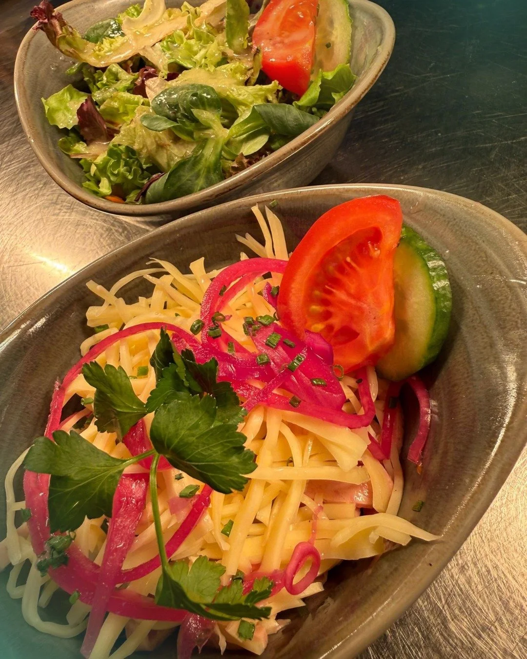 Zwei Klassiker der gutb&uuml;rgerlichen K&uuml;che in der Neuen Krone im @sicentrum Stuttgart M&ouml;hringen.

Unser Schweizer Wurstsalat und der Kronensalat als Beilagensalat &ndash; frisch zubereitet, mit regionalen Zutaten und viel Liebe.

Ob als 