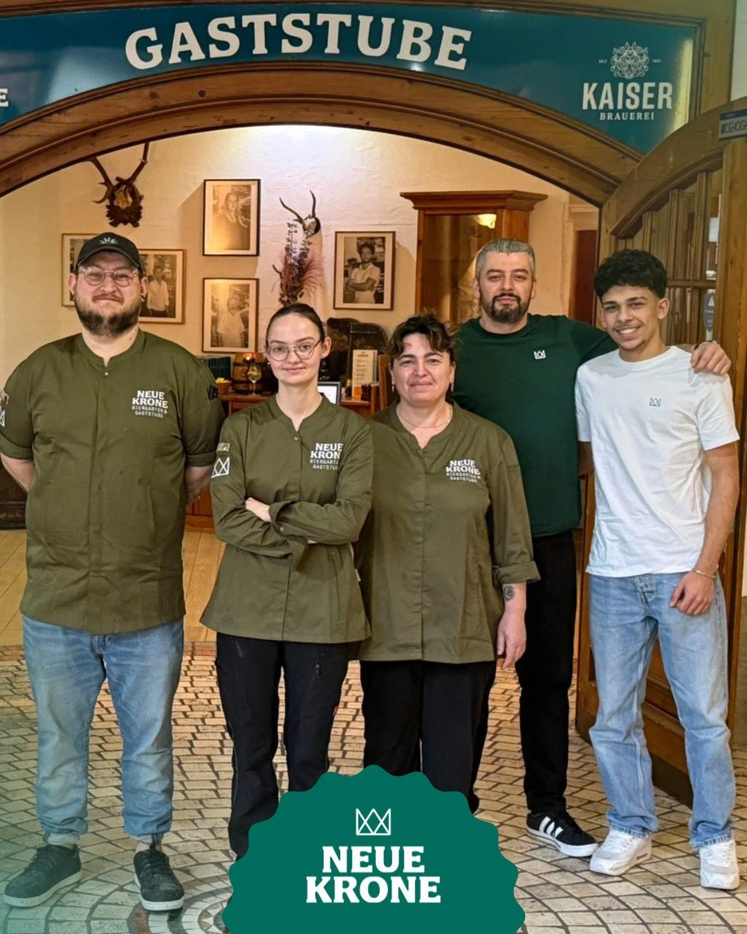 Hinter jedem guten Essen steht ein starkes Team. 💚

Unsere Mitarbeiter sorgen t&auml;glich daf&uuml;r, dass ihr euch bei uns in der Neuen Krone rundum wohlf&uuml;hlt. Vom herzlichen Service bis zur K&uuml;che arbeiten wir gemeinsam mit Leidenschaft 