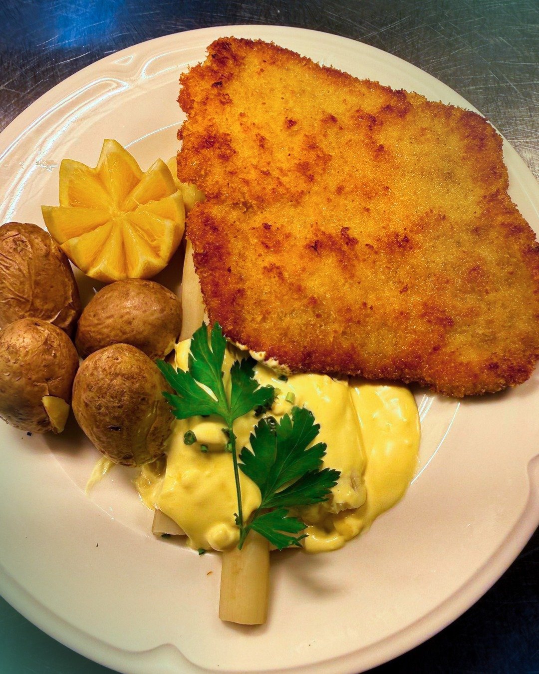 Wir sind Team SAISON 💚 und das zeigt sich auch auf unserer aktuellen Spargelkarte.

Egal ob mit einem knusprigen Schnitzel, einem zarten Steak oder auch ganz klassisch pur, bei uns kommen Spargelliebhaber auf ihre Kosten.

Wie isst du deinen Spargel