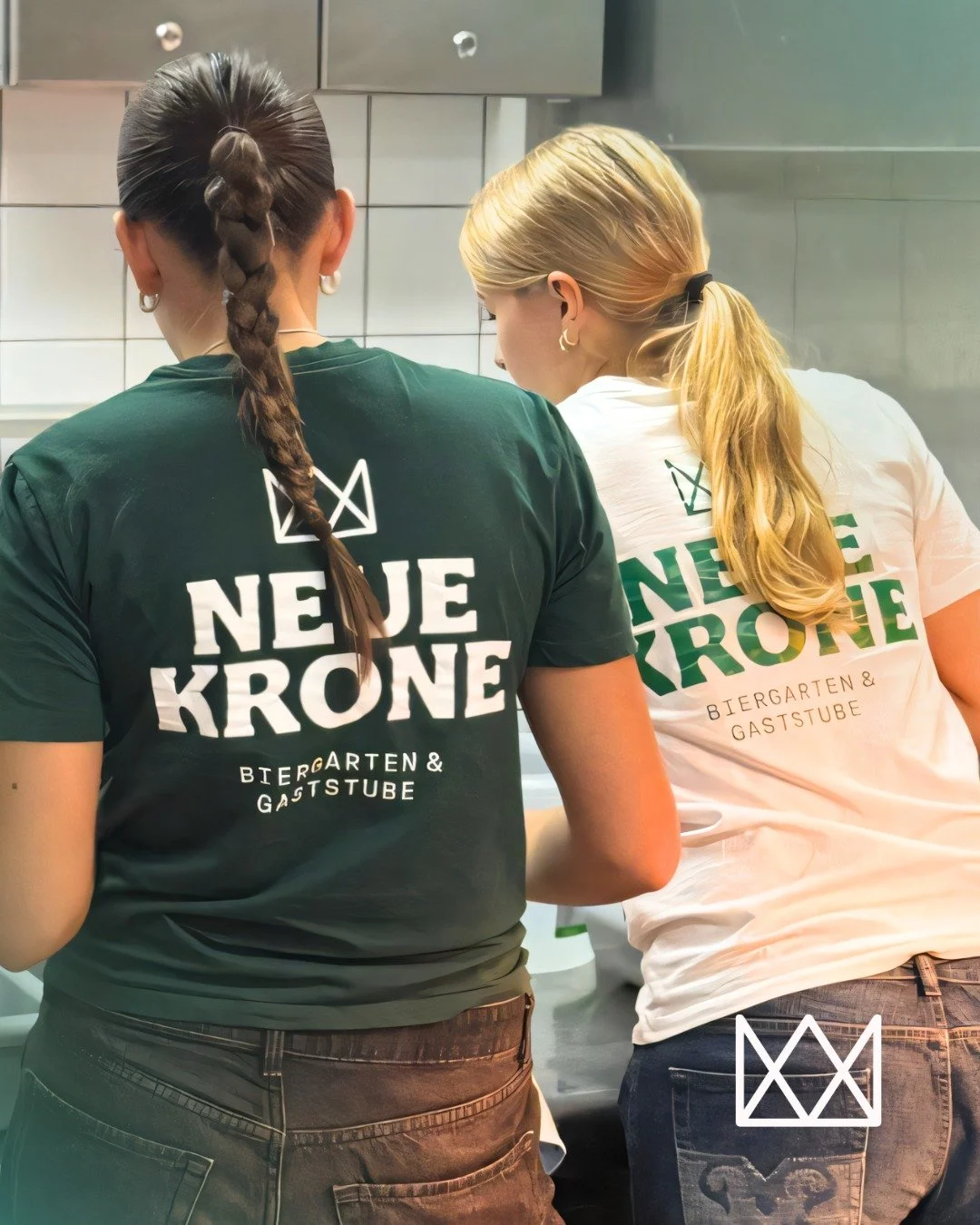 Als Mitarbeiter in der Neuen Krone bist du nie allein.

Denn nur gemeinsam ist es uns m&ouml;glich, unseren G&auml;sten Tag f&uuml;r Tag ein L&auml;cheln ins Gesicht zu zaubern. 💚

#Stuttgart #gutb&uuml;rgerlich #stuttgart #m&ouml;hringen #sicentrum