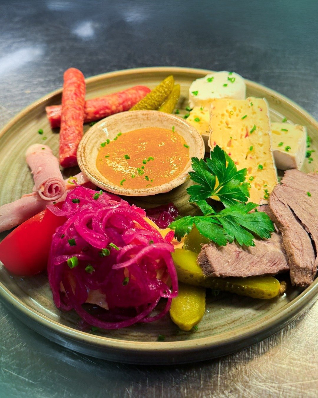 Unser Kronenteller bringt alles auf den Tisch, was zu einer richtigen Brotzeit dazugeh&ouml;rt.

Eine schw&auml;bische Antipasti mit herzhaftem K&auml;se, deftiger Wurst, feinen Aufstrichen, frischem Gem&uuml;se und hausgebackenem Brot 🧀🥖

Perfekt 