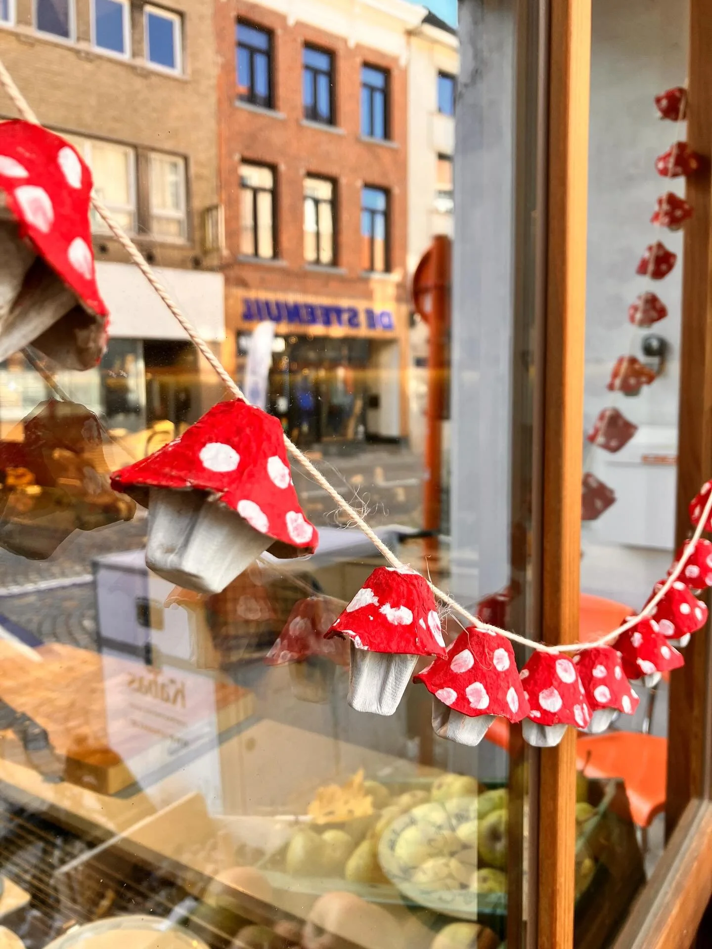 Herfstvakantie halfweg en op zoek naar inspiratie? Kom wat van onze eierkartons halen en maak deze supersimpele 🍄 of 👻! 
Hebben jullie nog leuke knutselidee&euml;n?