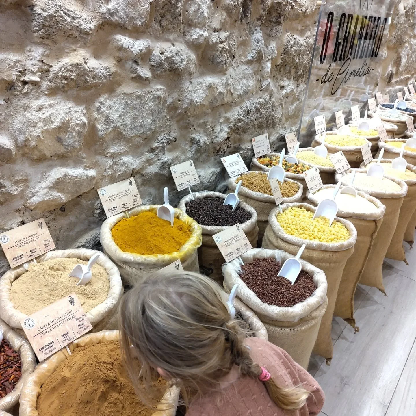 ☀️ Wij, Peter en Anneleen, genieten van de herfstzon in Spanje 🇪🇸 &mdash; maar zelfs hier op vakantie kunnen we het niet laten: even binnenwippen bij een verpakkingsvrije winkel 😍 Zo leuk om te zien hoe het elders aangepakt wordt (en stiekem wat i