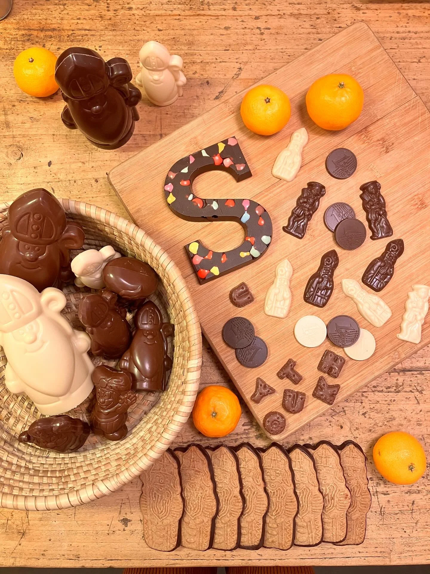 Hij komt, hij komt&hellip;
De heerlijkste (vegan) Sinterklaas lekkernijen liggen dankzij onze favoriete chocolademakers @whatachoc &amp; @nao.chocolates NU in winkel!