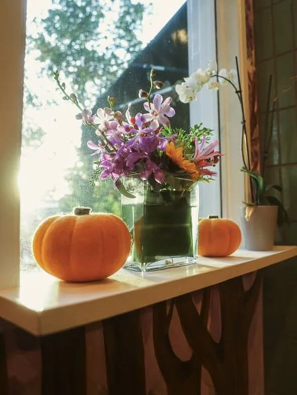 Flor through your eyes 🤍 As we collect these photos, we&rsquo;re reminded how lucky we are to be surrounded by such a beautiful community - one that continues to inspire us every day. That feeling sparked today&rsquo;s reflection.✨
Journal prompt: W