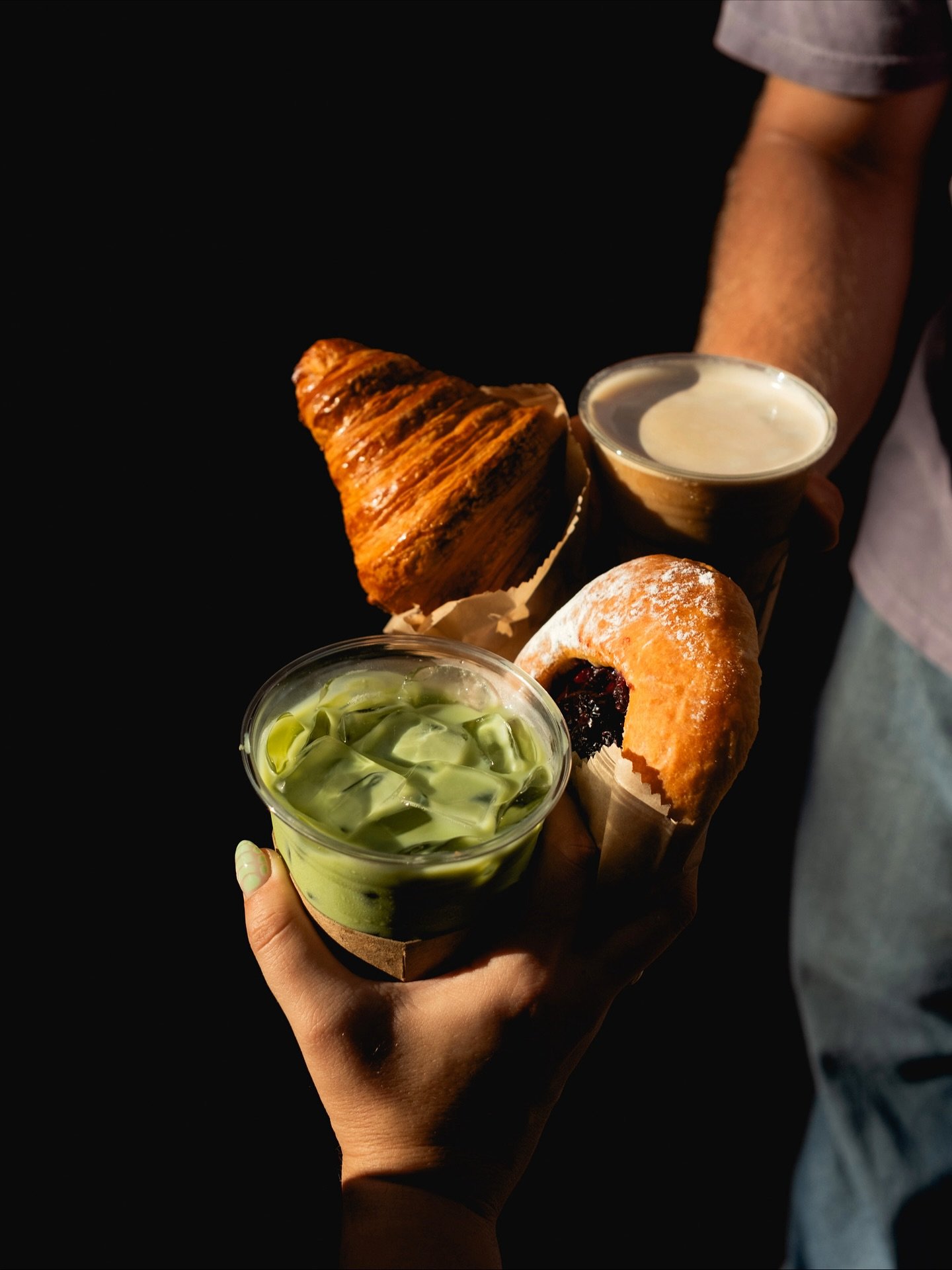 To us, chai &amp; matcha friendships represent the chaos &amp; calm

It's balance in beverage form 🤎💚