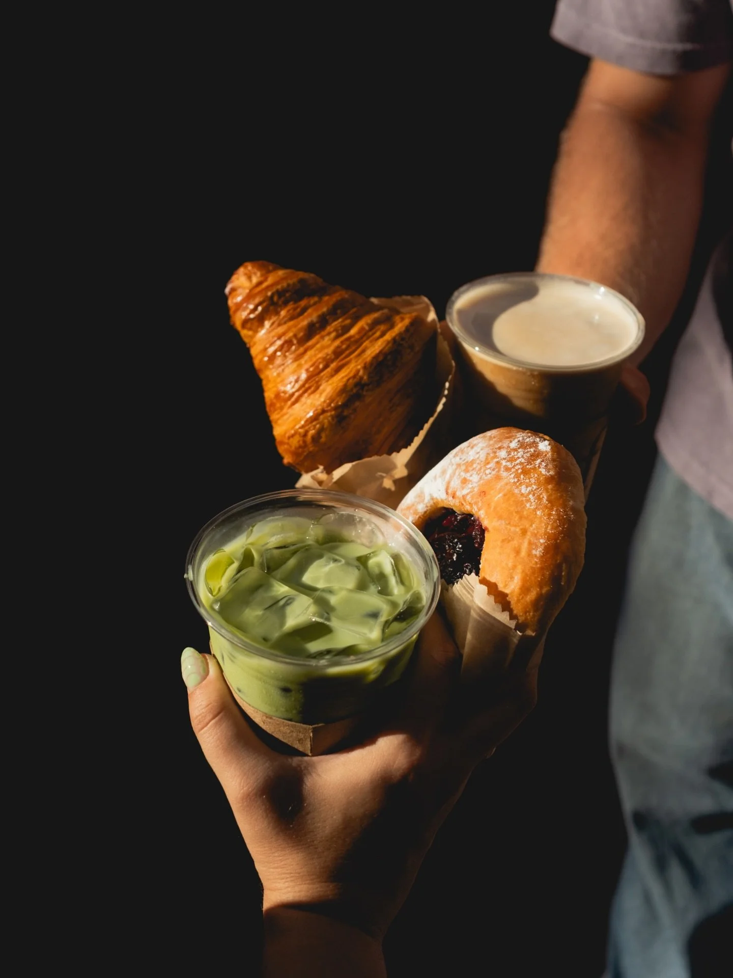 Anyone feeling confused by the weather lately? ☀️❄️

Our mood switches between iced and hot lattes throughout the day. Either way, we have the perfect cup to curb your cravings